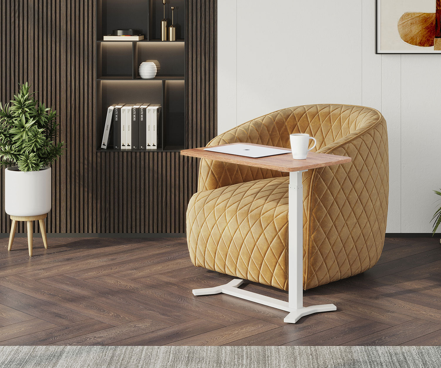 Ein gelber Sessel mit Laptop und Tasse auf einem Holztisch. Eine Pflanze, ein Regal mit Büchern und eine Holzwand im Hintergrund.