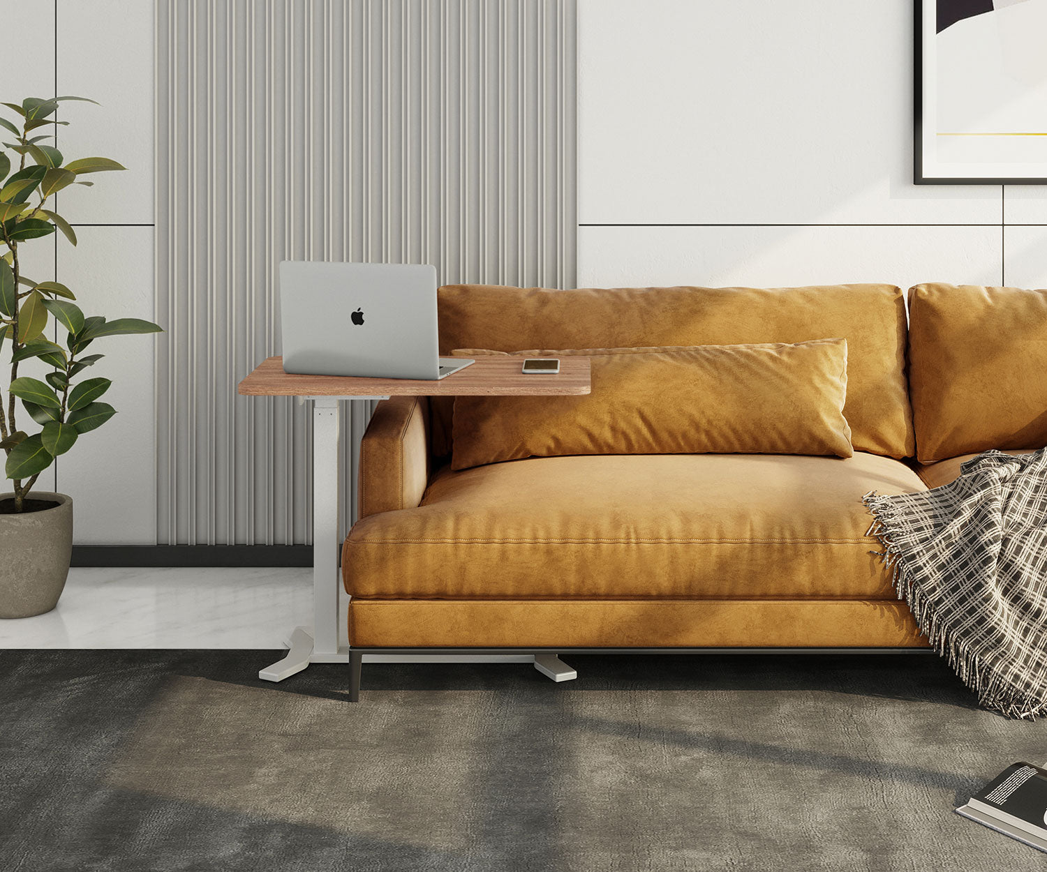 Ein Laptop steht auf einem hölzernen Beistelltisch neben einer orangefarbenen Couch. Links ist eine Pflanze, und auf der Couch liegt eine Decke.