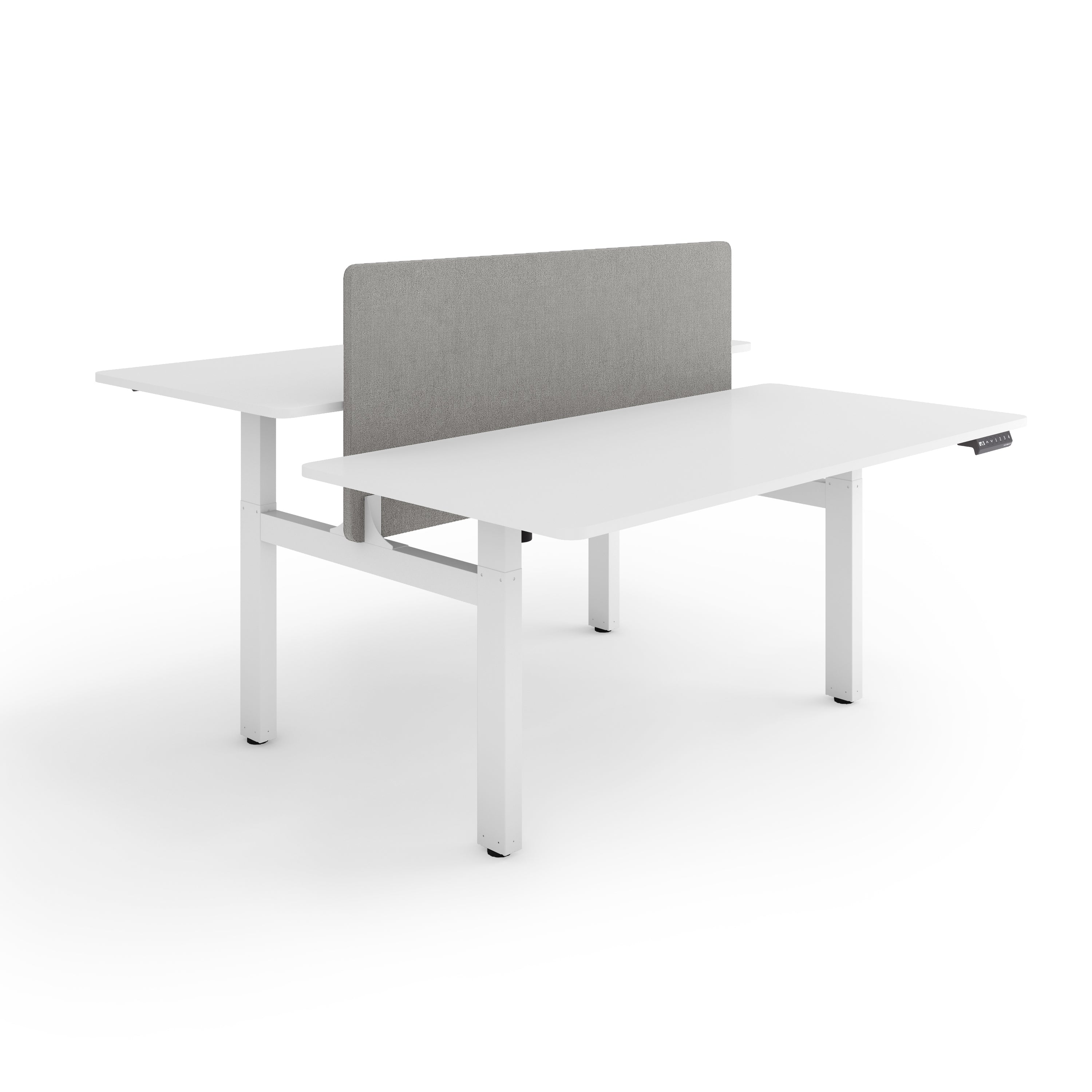 Ein weißer Bürotisch mit grauem Teiler. Der Tisch hat zwei Arbeitsflächen. Der Hintergrund ist weiß.