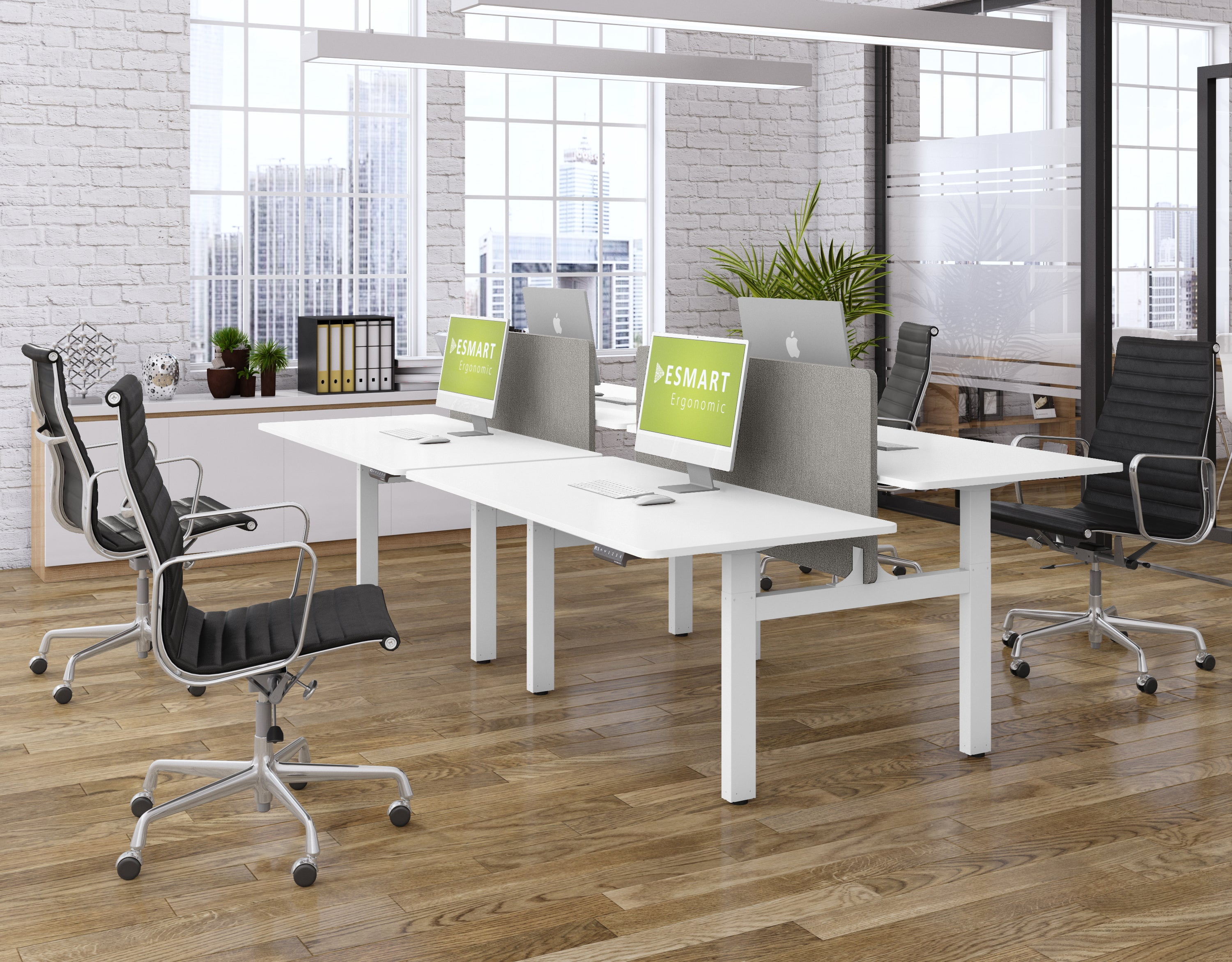Büro mit Schreibtischen, Stühlen, Computern und großen Fenstern mit Stadtblick. Modernes Design mit Holzboden.