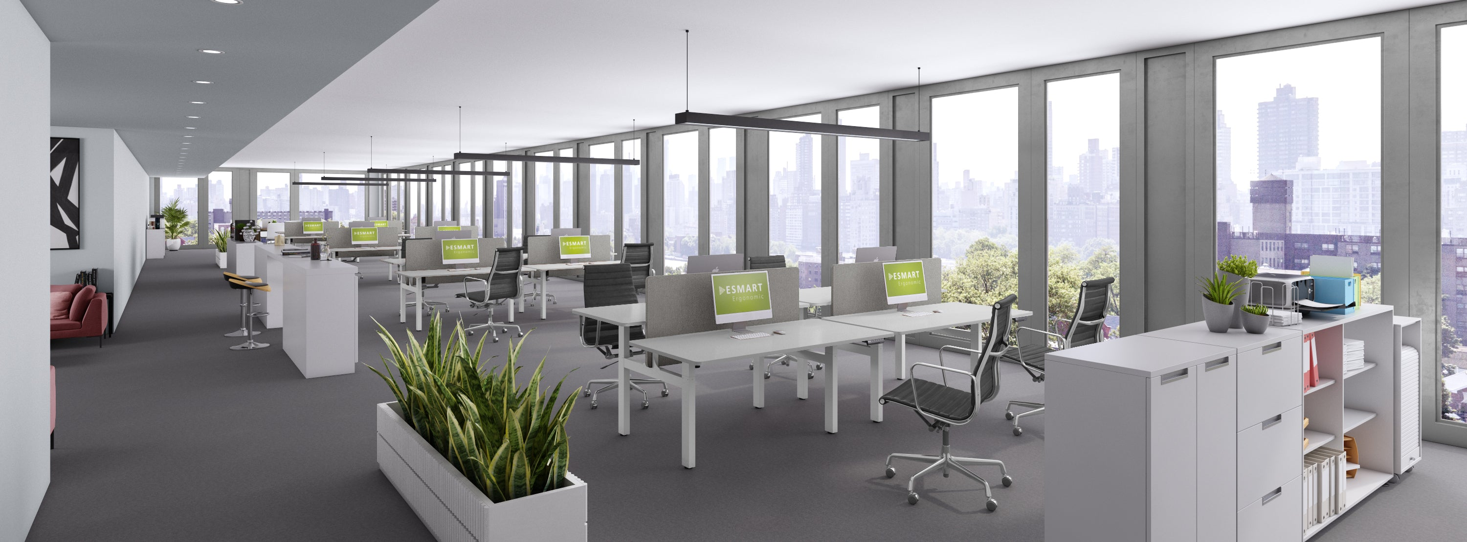 Modernes Büro mit Schreibtischen, Computern, Stühlen und großen Fenstern mit Blick auf eine Stadt. Pflanzen und Lagereinheiten sind sichtbar.