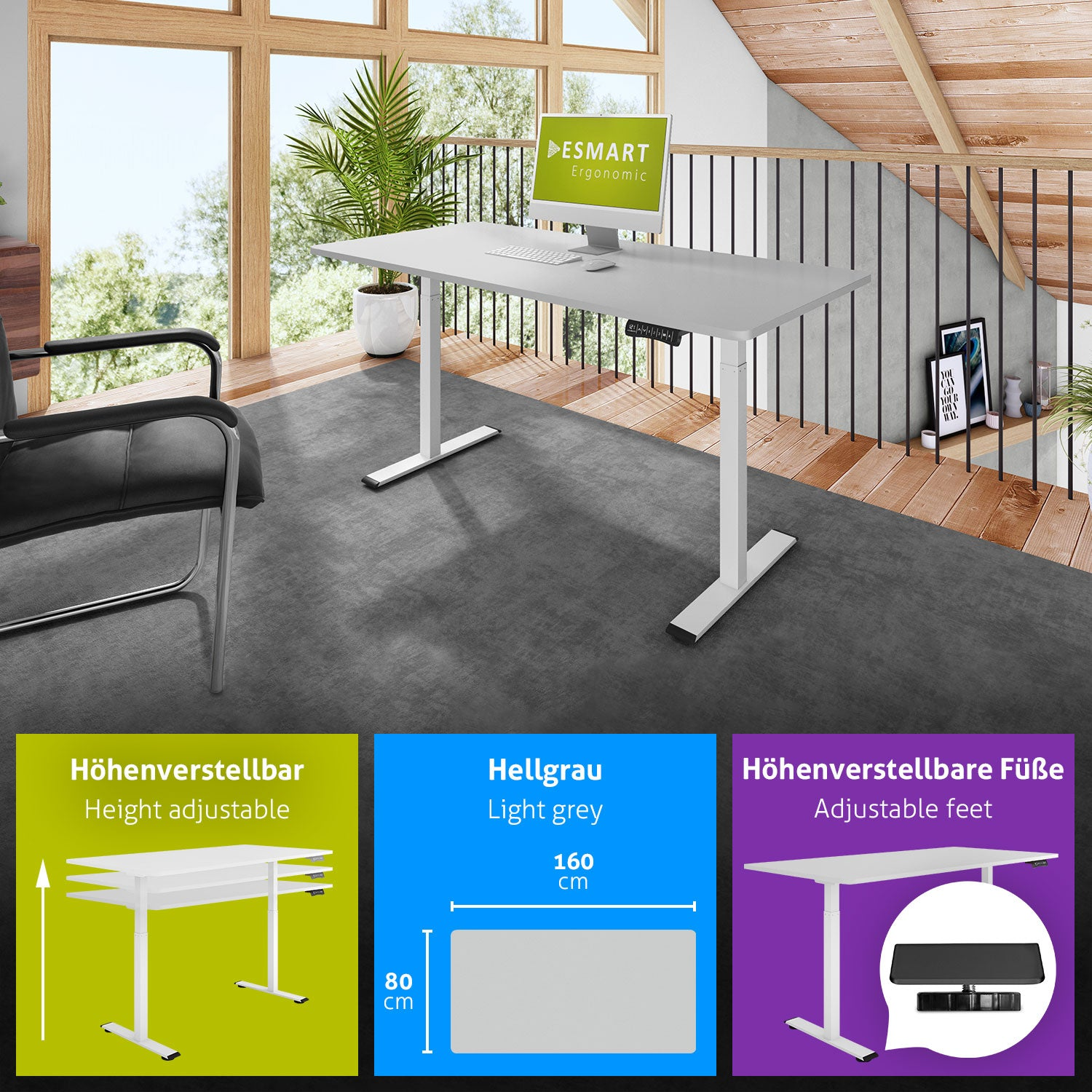Ein höhenverstellbarer hellgrauer Schreibtisch mit Computer, in der Nähe eines Fensters und eines schwarzen Stuhls, mit Produktinformationen.