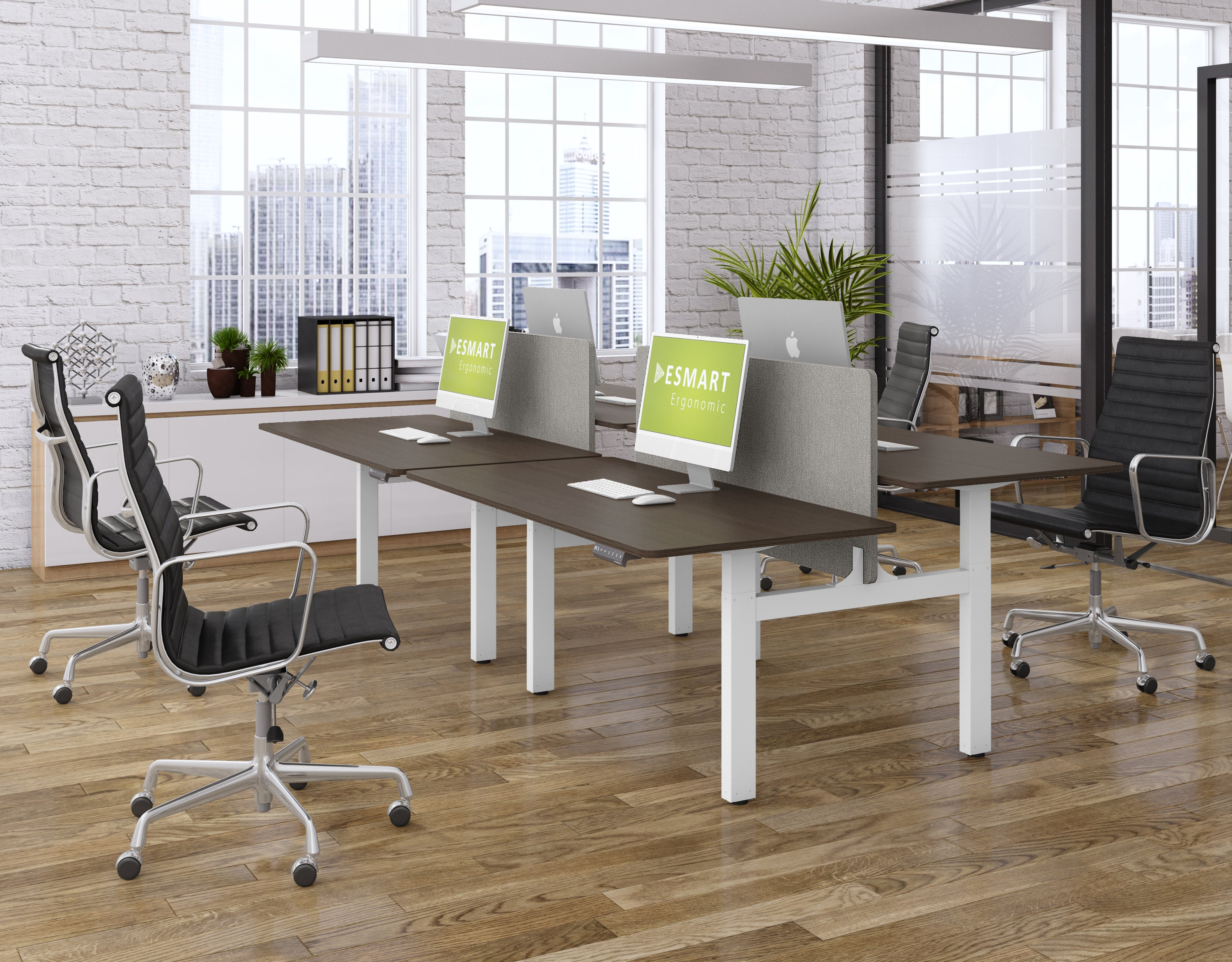 Büro mit Schreibtischen, Stühlen, Computern und Fenstern mit Blick auf eine Stadt. Die Einrichtung ist modern.
