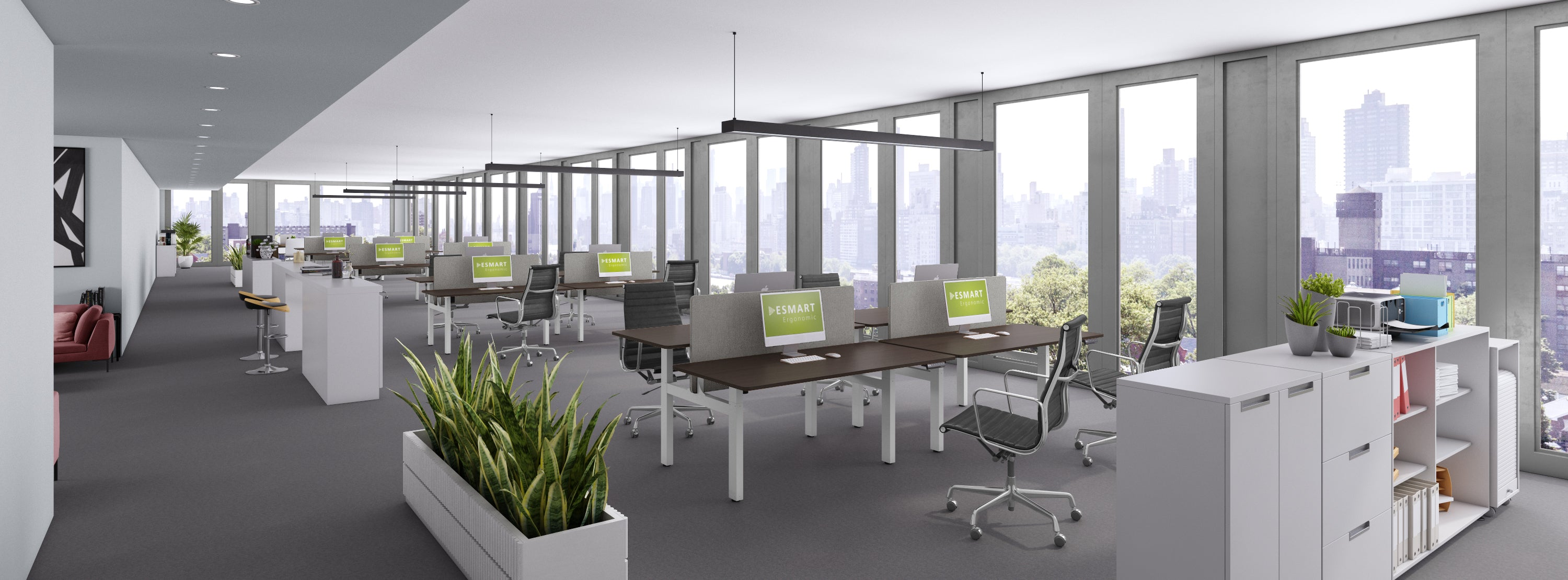 Modernes Büro mit Arbeitsplätzen, Pflanzen und großen Fenstern mit Blick auf die Stadt. Schreibtische haben Computer mit dem Logo 'ESMART Ergonomic'.
