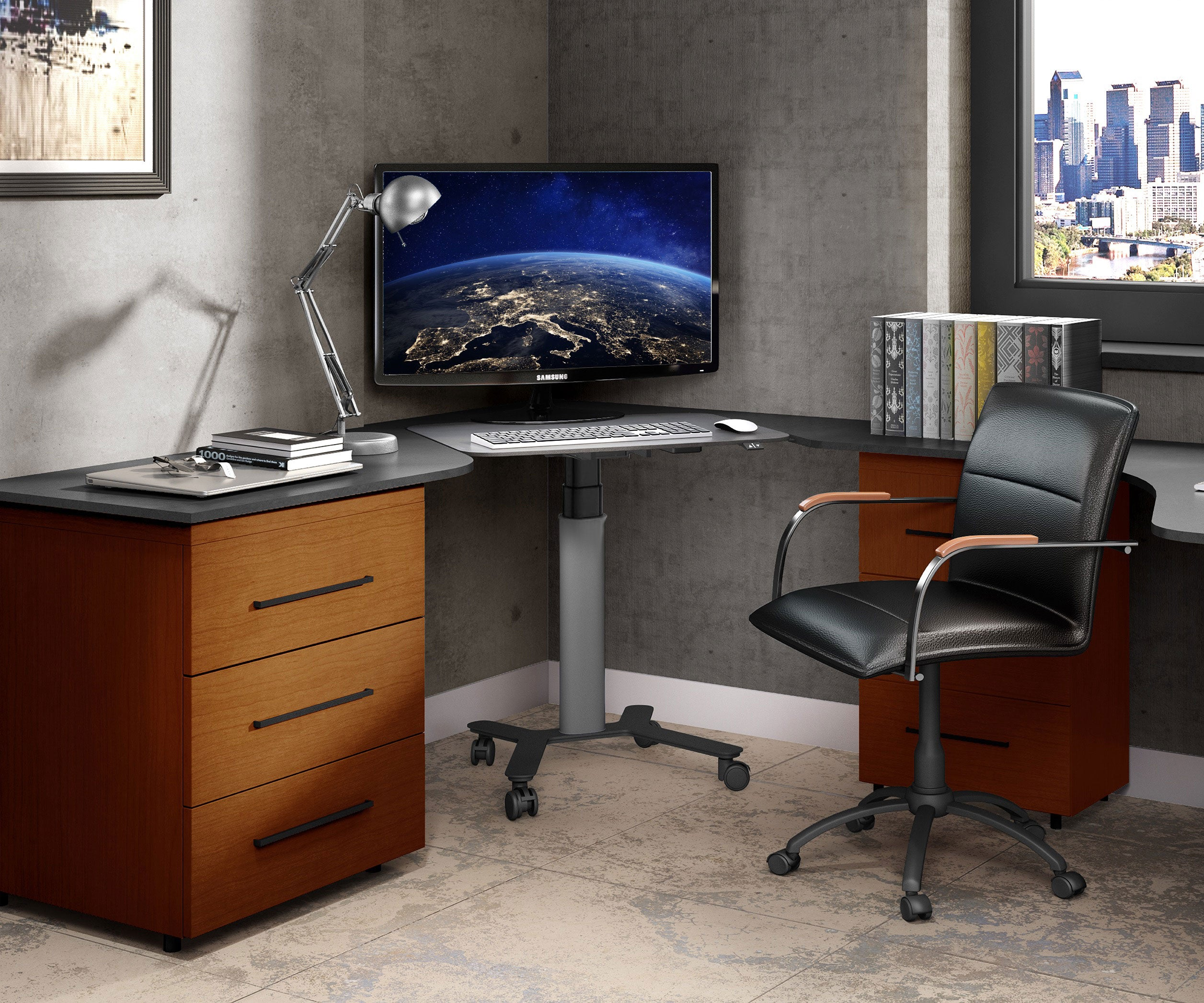 Büro-Ecke mit Monitor, der die Erde bei Nacht zeigt, Stuhl und Stadtansicht durch das Fenster.
