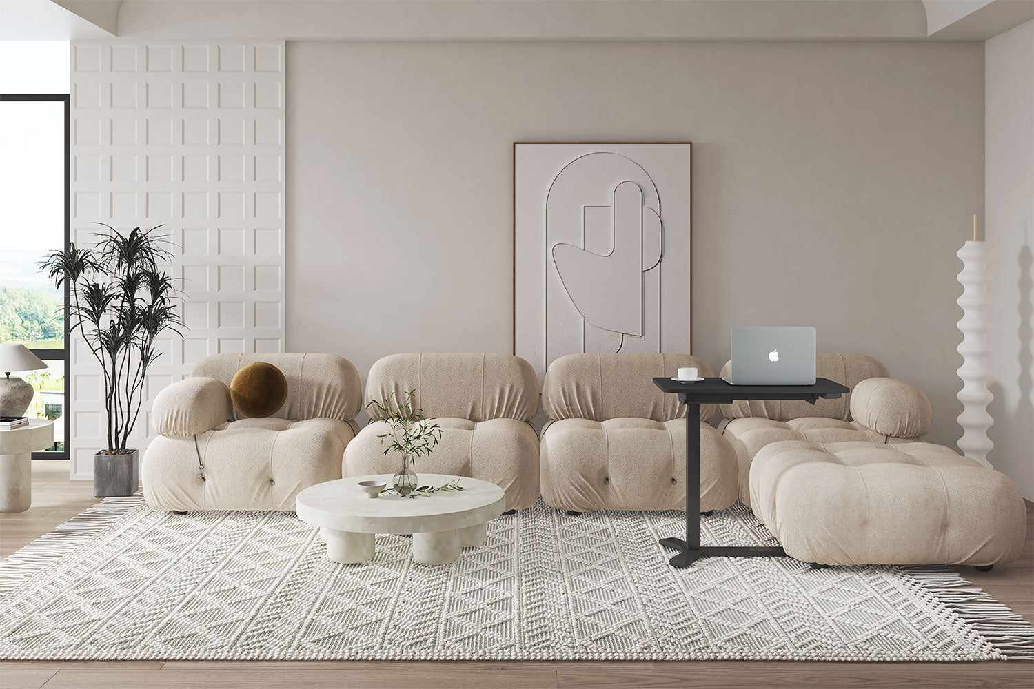 Ein modernes Wohnzimmer mit beigem Sofa, Teppich, Couchtisch und Laptop auf einem Beistelltisch. Pflanzen und Kunstwerke dekorieren.