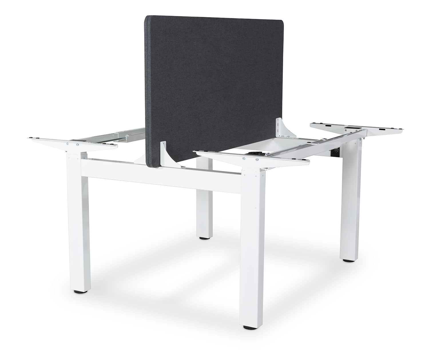 Ein weißer Bürotisch mit grauem Sichtschutz. Der Tisch hat ein rechteckiges Gestell mit vier Beinen und eine Metallstruktur.