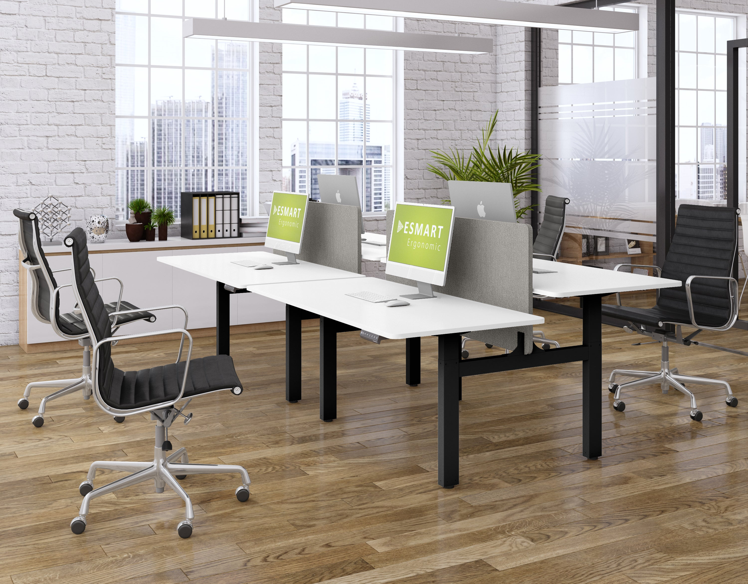 Büro mit Schreibtischen, Stühlen, Computern und großen Fenstern mit Stadtblick. Holzboden und weiße Backsteinmauer.