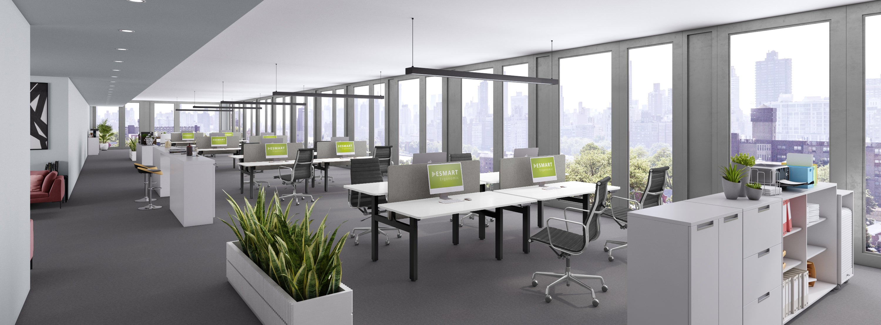 Modernes Büro mit Schreibtischen, Stühlen und Computern. Große Fenster bieten einen Blick auf die Stadt.