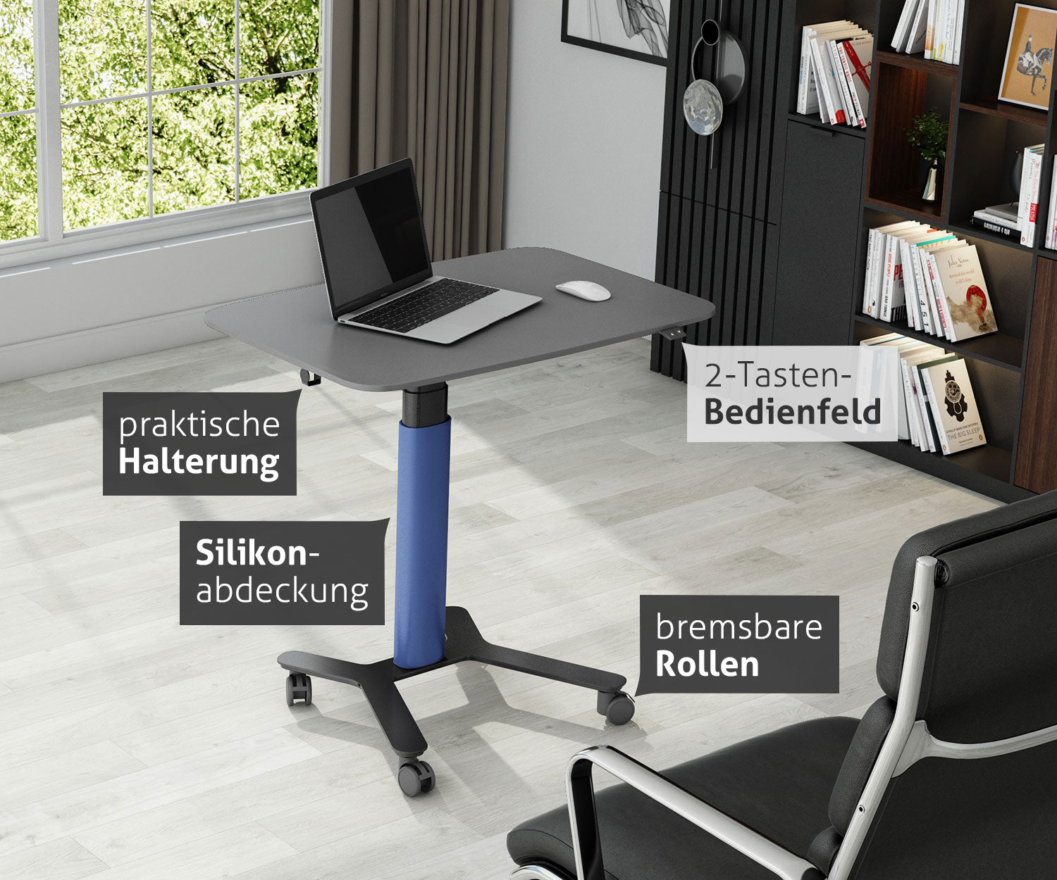 Ein höhenverstellbarer Schreibtisch mit Laptop, Maus und Stuhl. Der Schreibtisch hat eine blaue Mittelstütze und Rollen.