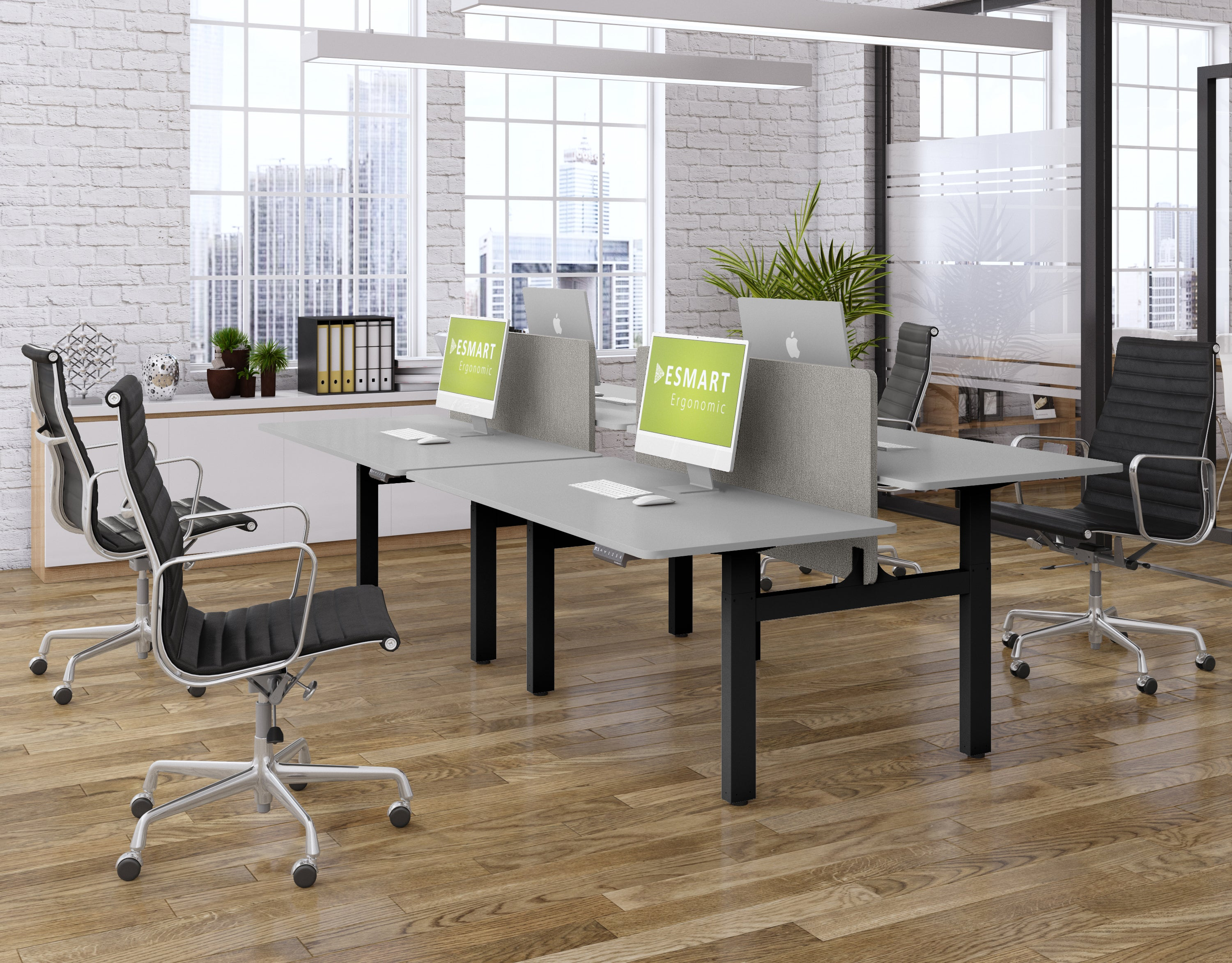Büro mit Schreibtischen, Stühlen und Computern. Große Fenster zeigen Stadtansichten. Moderner, professioneller Arbeitsplatz.