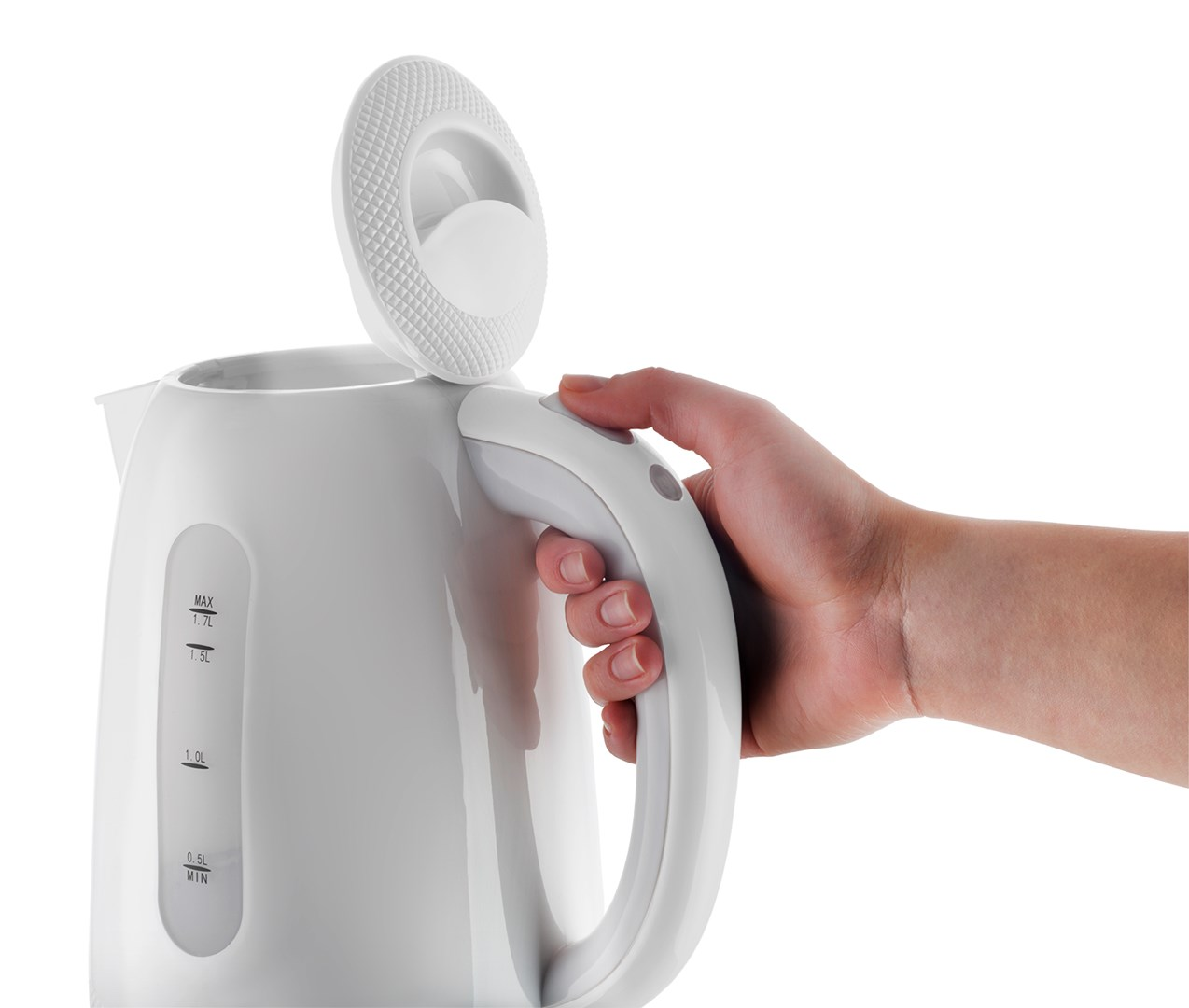 Biały czajnik elektryczny z otwartą pokrywą. Ręka trzyma uchwyt. Czajnik ma oznaczenia poziomu wody.