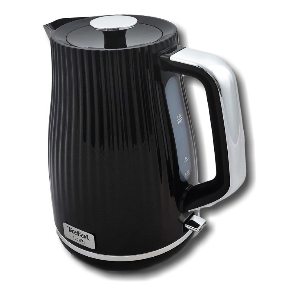Un bollitore nero Tefal Loft con manico e pulsante del coperchio argentati. Ha un indicatore del livello dell'acqua. Lo sfondo è bianco.