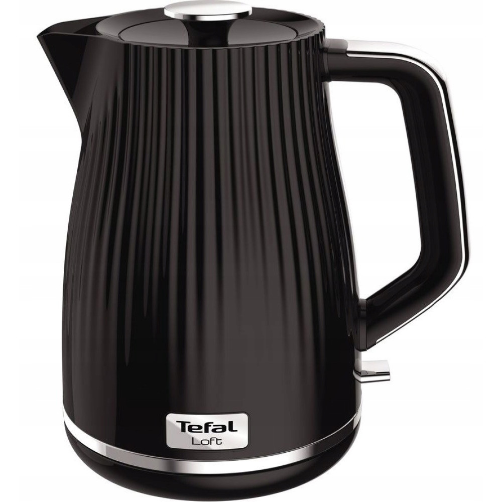 Un bollitore elettrico Tefal Loft nero con un design a coste. Ha un manico, un coperchio con un pulsante argentato e una base argentata.
