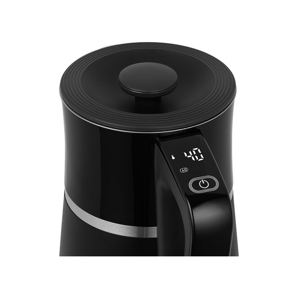 Primo piano di un bollitore elettrico nero con display digitale. Il bollitore ha un manico e un coperchio.