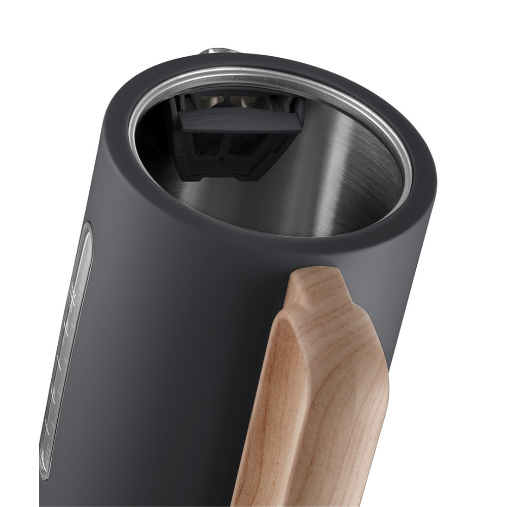 Zbliżenie ciemnoszarego czajnika elektrycznego. Posiada drewniany uchwyt, wskaźnik poziomu wody i filtr.