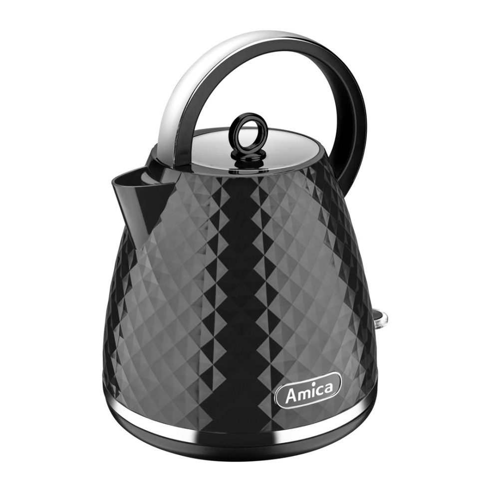 Un bollitore elettrico nero con motivo a diamante. Ha un manico argentato e un coperchio con una piccola maniglia. Il marchio è Amica.