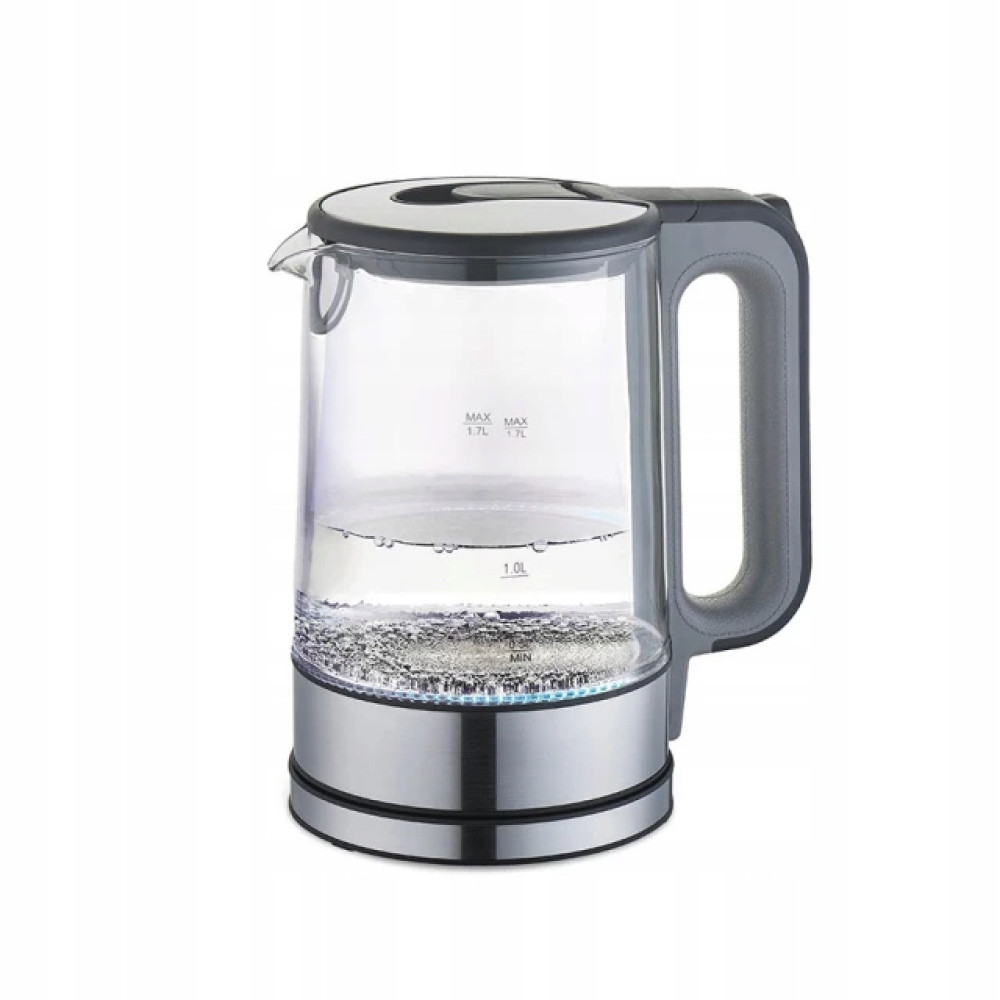 Un bollitore elettrico in vetro trasparente con acqua all'interno. Ha un manico e un coperchio grigi e una base argentata. L'acqua bolle.