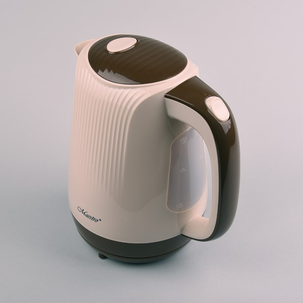 Un bollitore elettrico, crema e marrone, su una superficie azzurra. Ha un manico, un coperchio con un pulsante e un indicatore del livello dell'acqua.