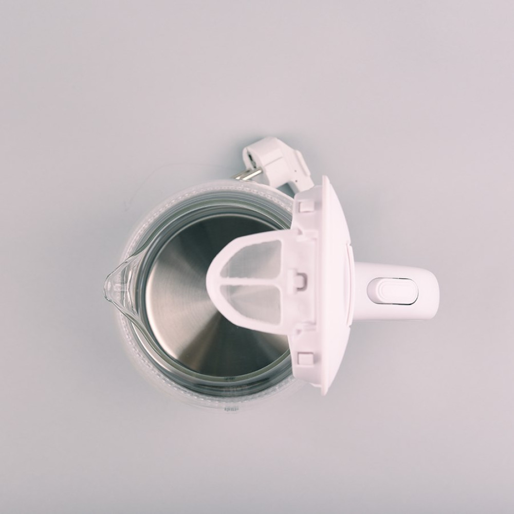 Vista dall'alto di un bollitore elettrico bianco con coperchio aperto. L'interno è in acciaio inossidabile e poggia su una superficie grigio chiaro.
