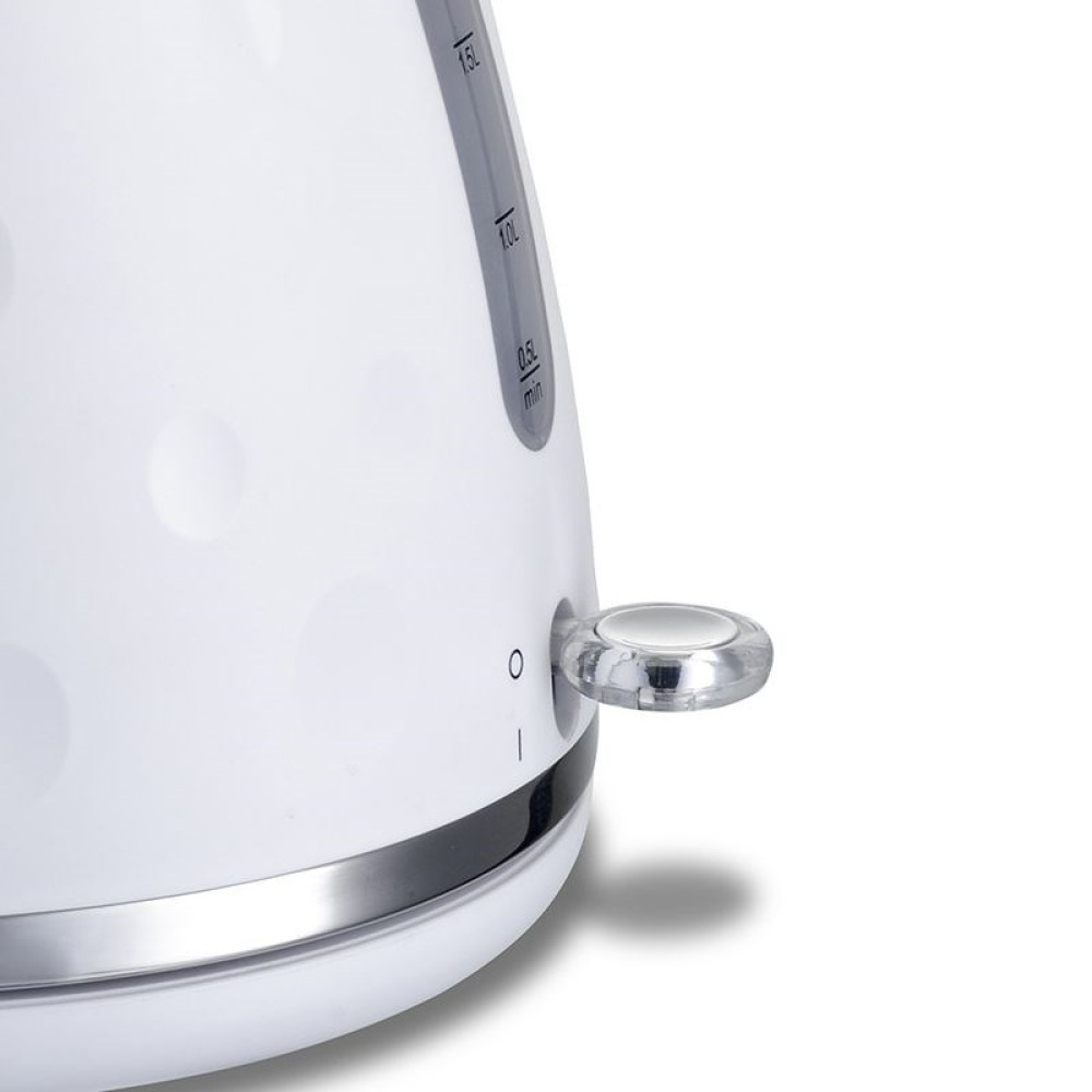 Un bollitore elettrico bianco con un motivo a pois. Ha un interruttore on/off trasparente. Il livello dell'acqua è visibile.