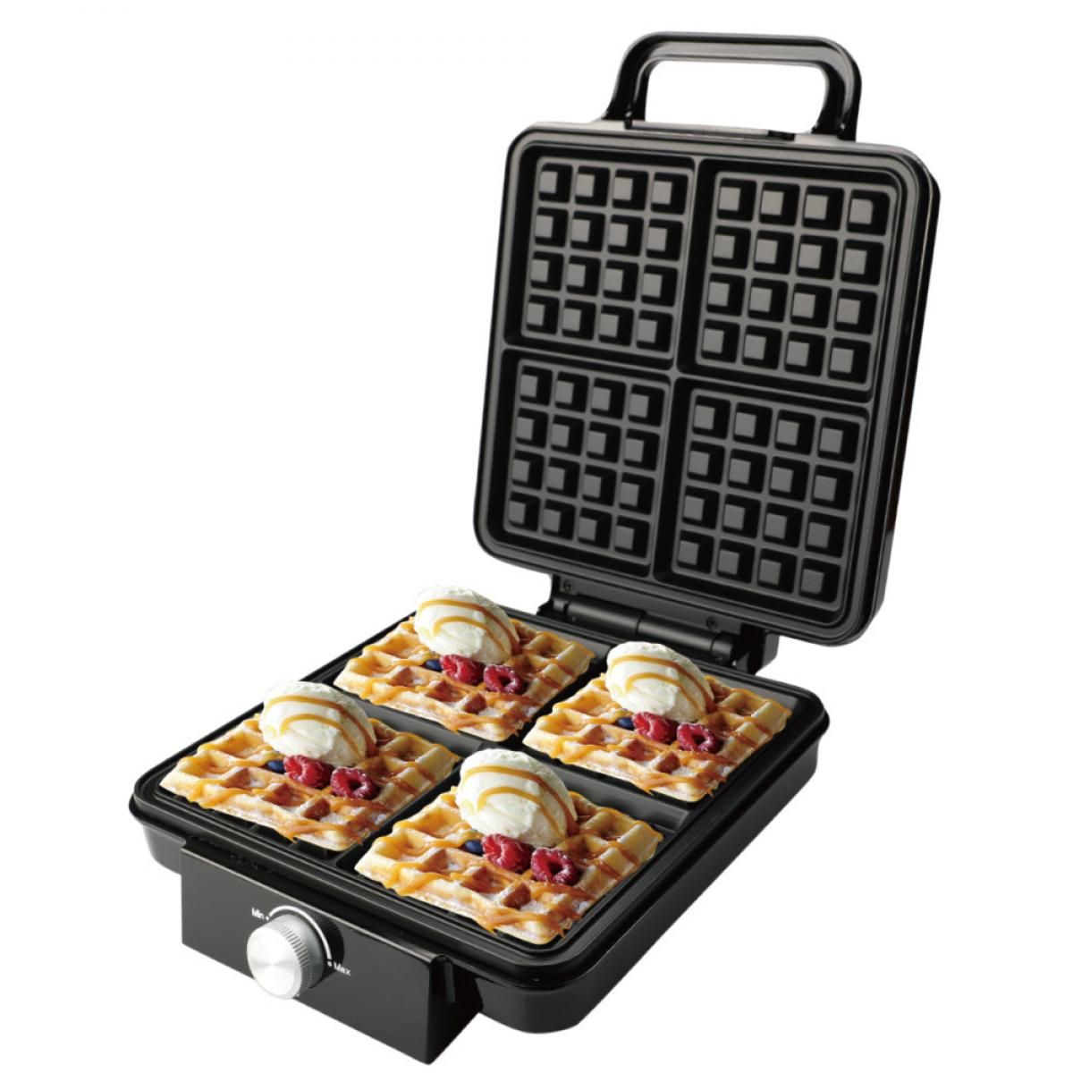 Schwarzes Waffeleisen mit vier Waffeln, belegt mit Eis, Beeren und Sirup. Das Eisen ist offen und servierbereit.