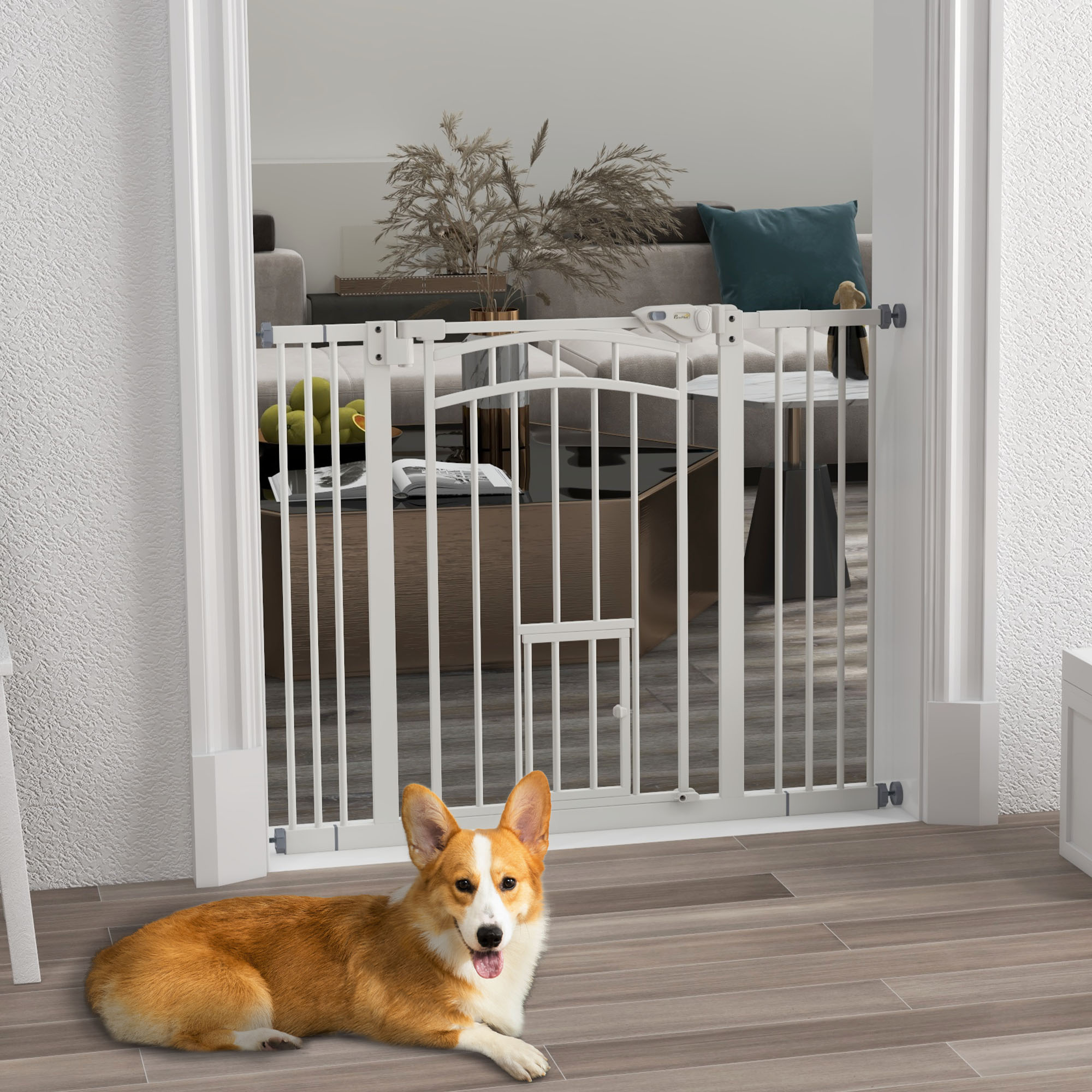 Un corgi yace en un piso de madera cerca de una puerta para bebés. La puerta está en una puerta.