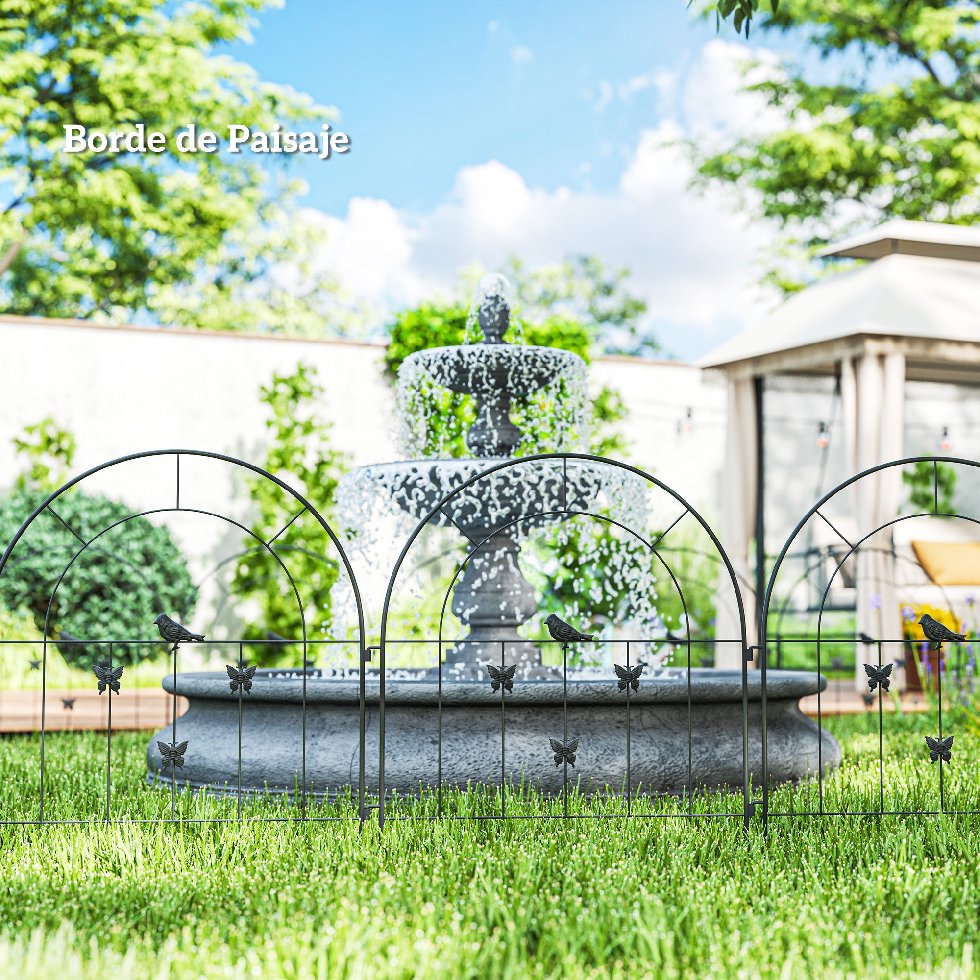 Una escena de jardín con una fuente detrás de una valla decorativa de metal negro. Hay pájaros y mariposas en la valla, con hierba en primer plano.