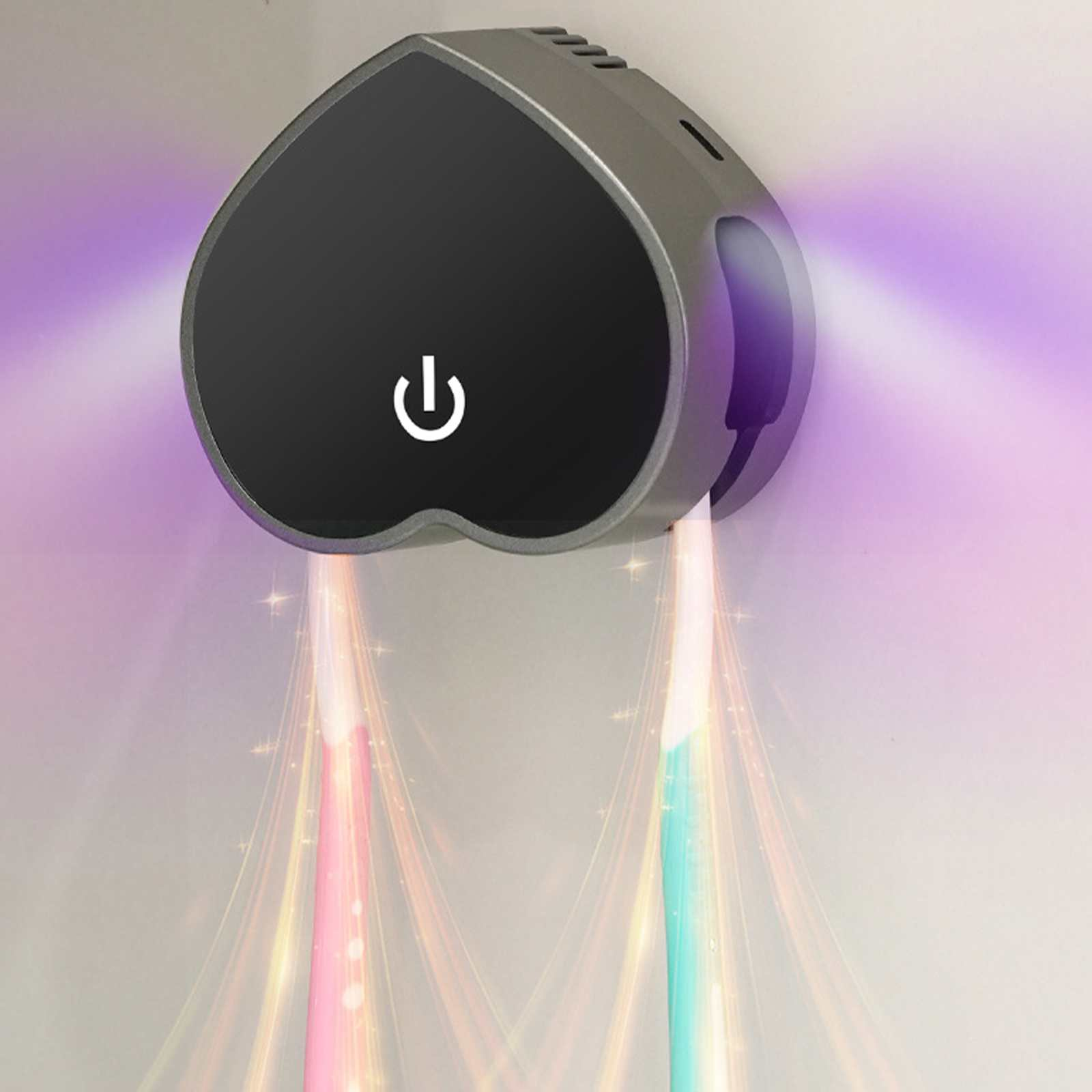 Ein herzförmiges Gerät an einer Wand emittiert farbige Lichtstrahlen. Es hat ein Ein/Aus-Symbol.