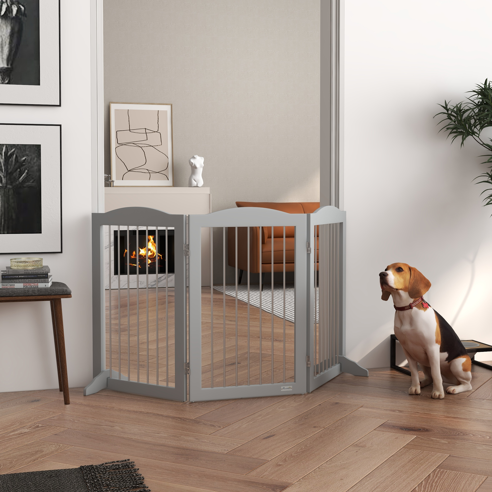 Un perro está sentado cerca de una puerta. Una chimenea es visible en el fondo. La habitación tiene pisos de madera.