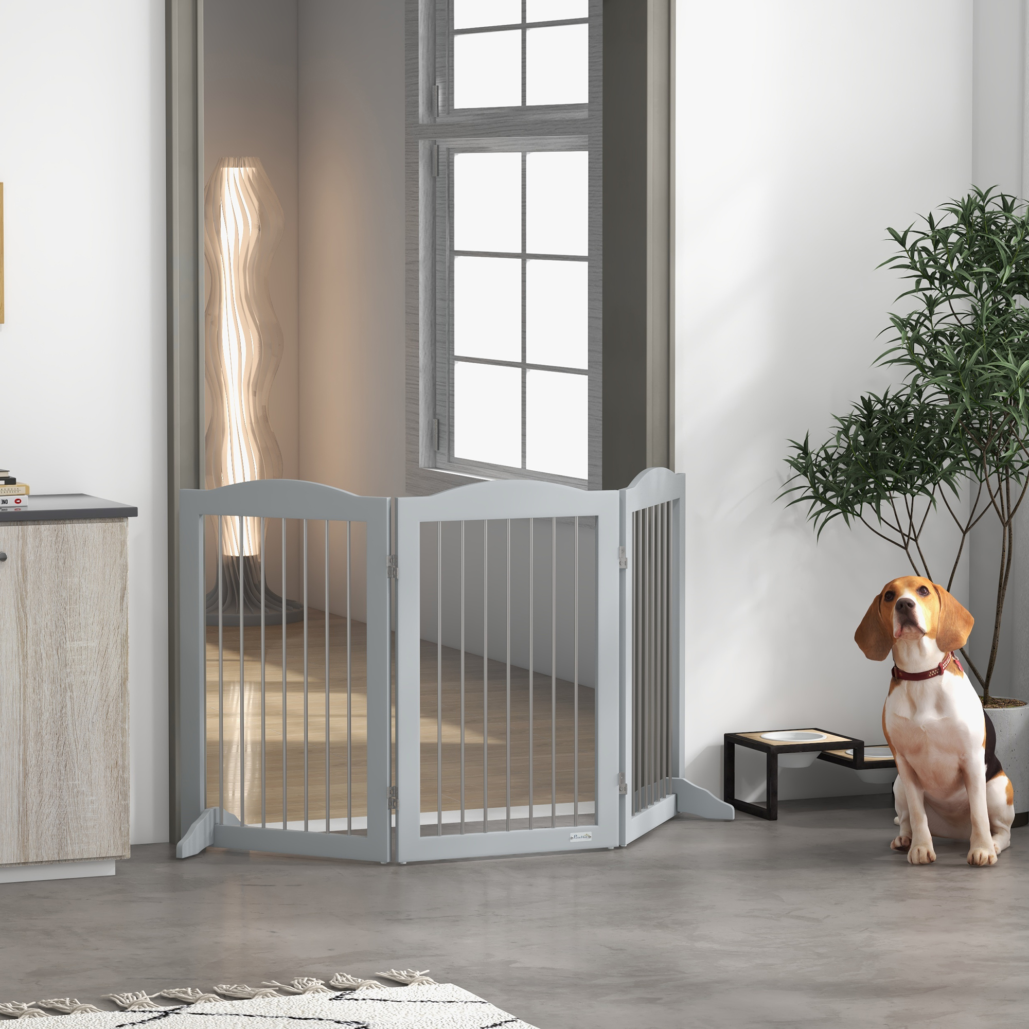 Una puerta para perros gris frente a una ventana. Un perro sentado a la derecha. Una lámpara en el fondo. Una alfombra en primer plano.