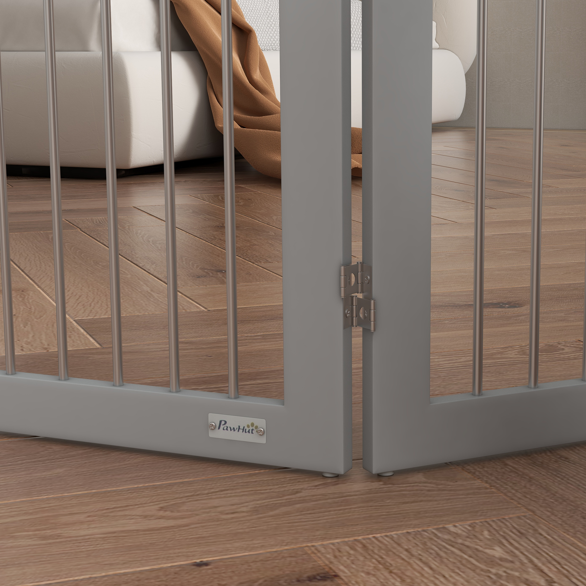 Una puerta para mascotas gris con barras metálicas, bisagras y el logotipo de PawHut. Fondo incluye un sofá y piso de madera.