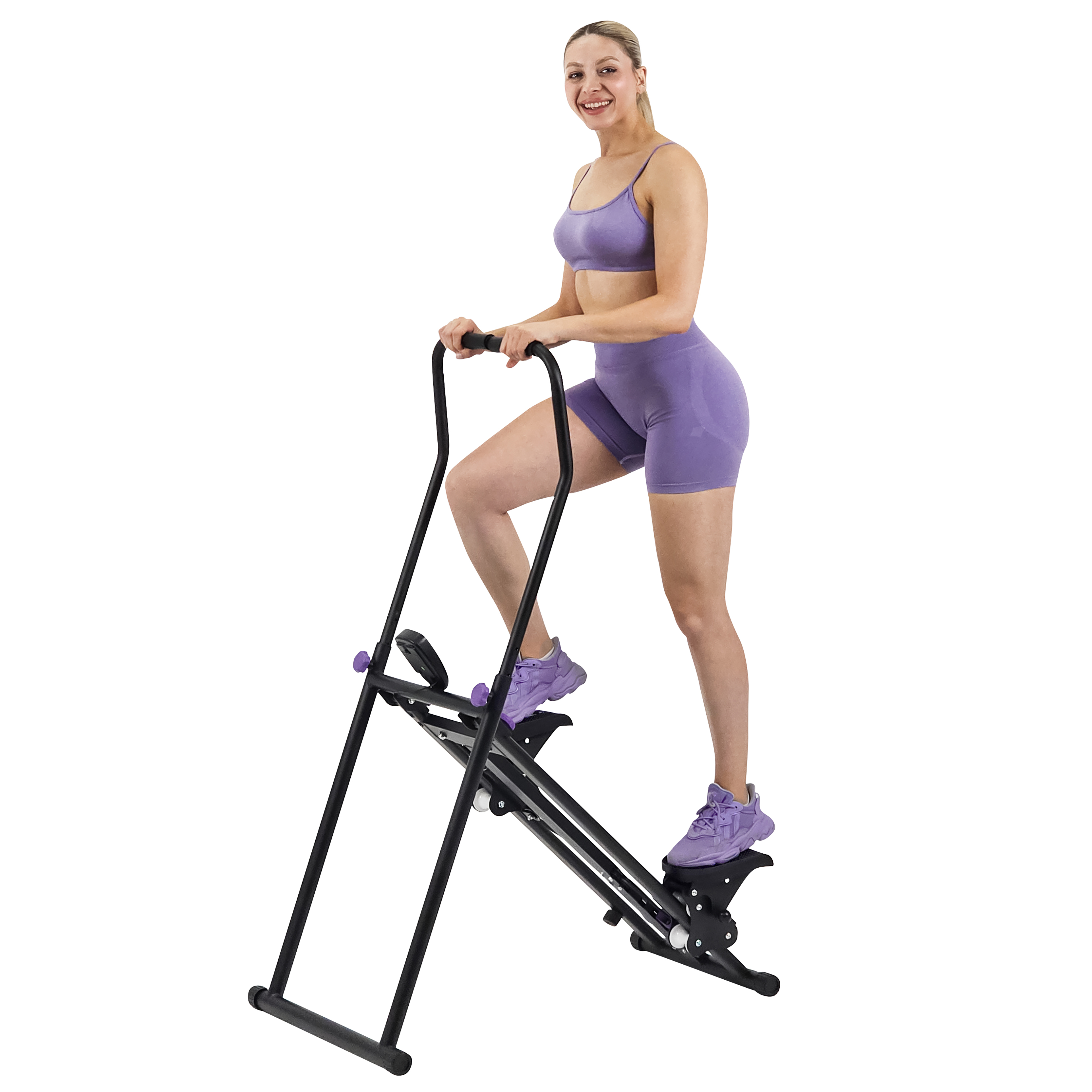 Frau in lila Sportkleidung auf einer schwarzen Stepper-Maschine. Sie lächelt. Weißer Hintergrund.