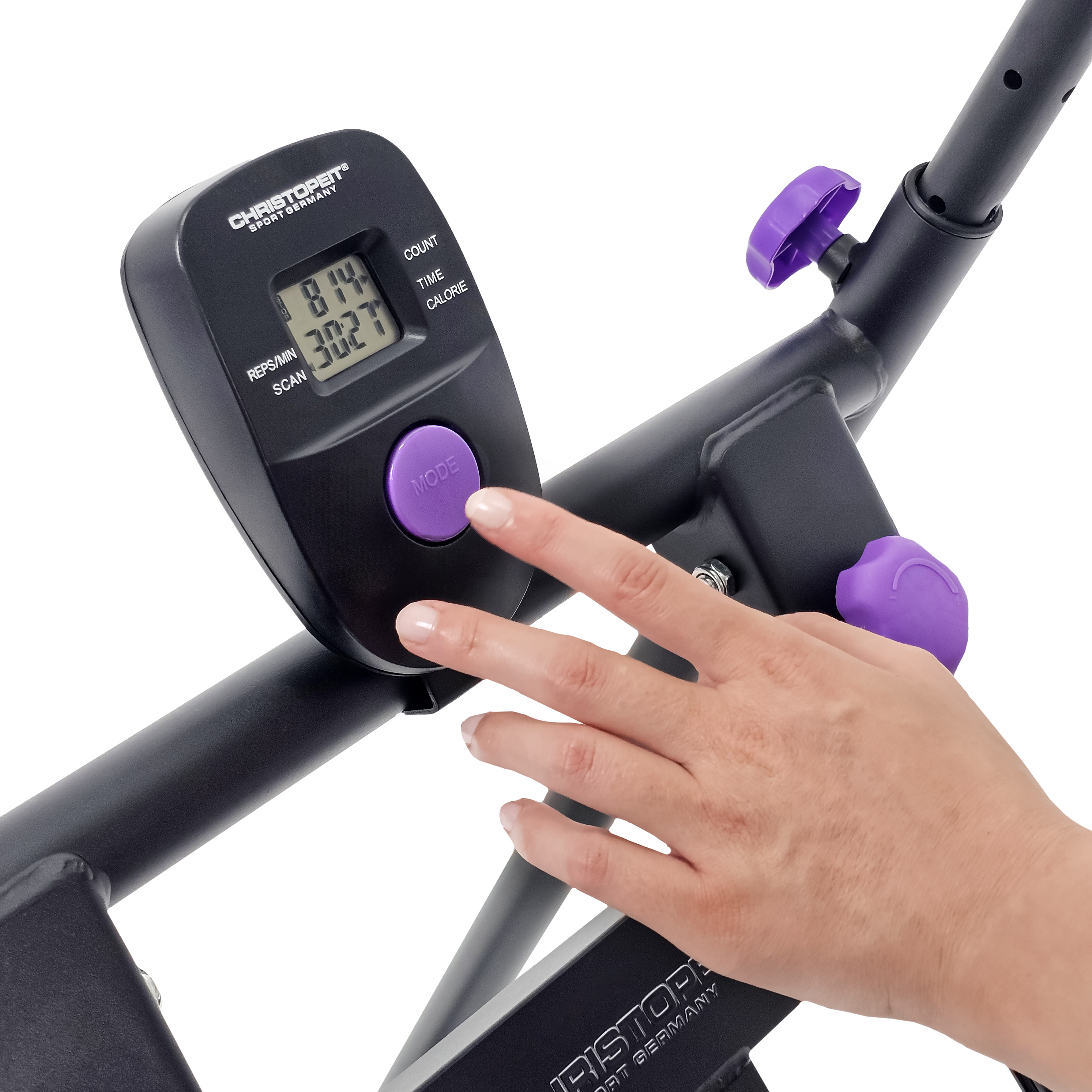 Eine Hand drückt die MODE-Taste auf einem schwarzen Display eines Trainingsgeräts. Das Display zeigt Zahlen. Lila Knöpfe sind sichtbar.