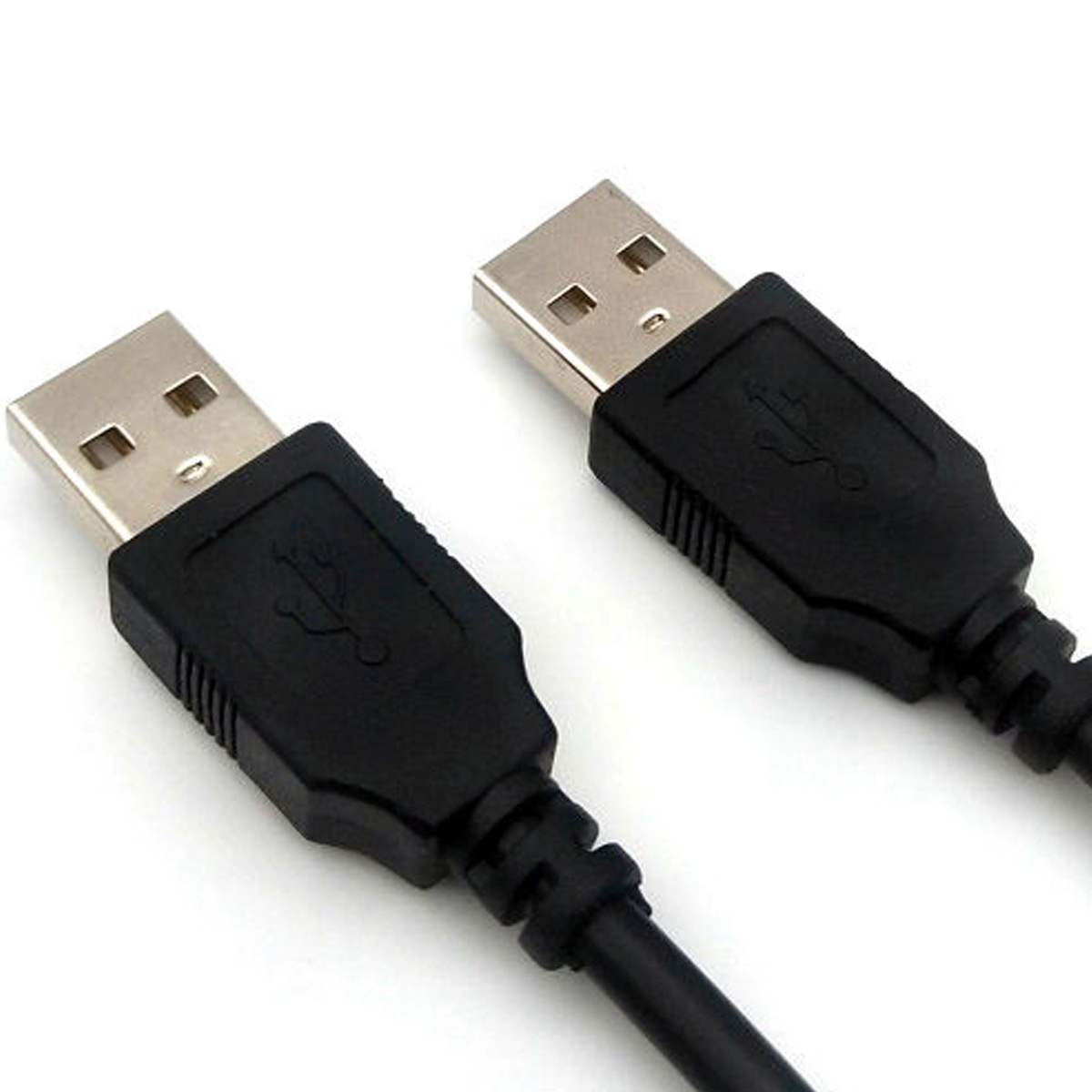 Zwei schwarze USB-Kabel mit silbernen Steckern auf weißem Hintergrund. Jeder Stecker hat das USB-Symbol geprägt.