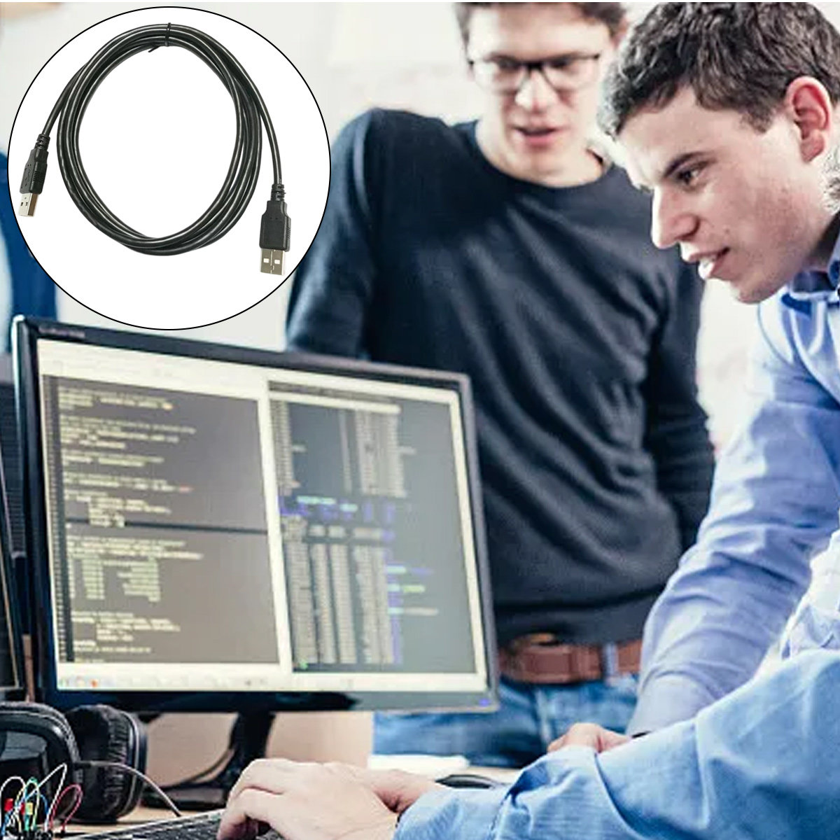 Zwei Männer schauen auf einen Bildschirm mit Code. Ein schwarzes USB-Kabel ist im Kreis oben links.