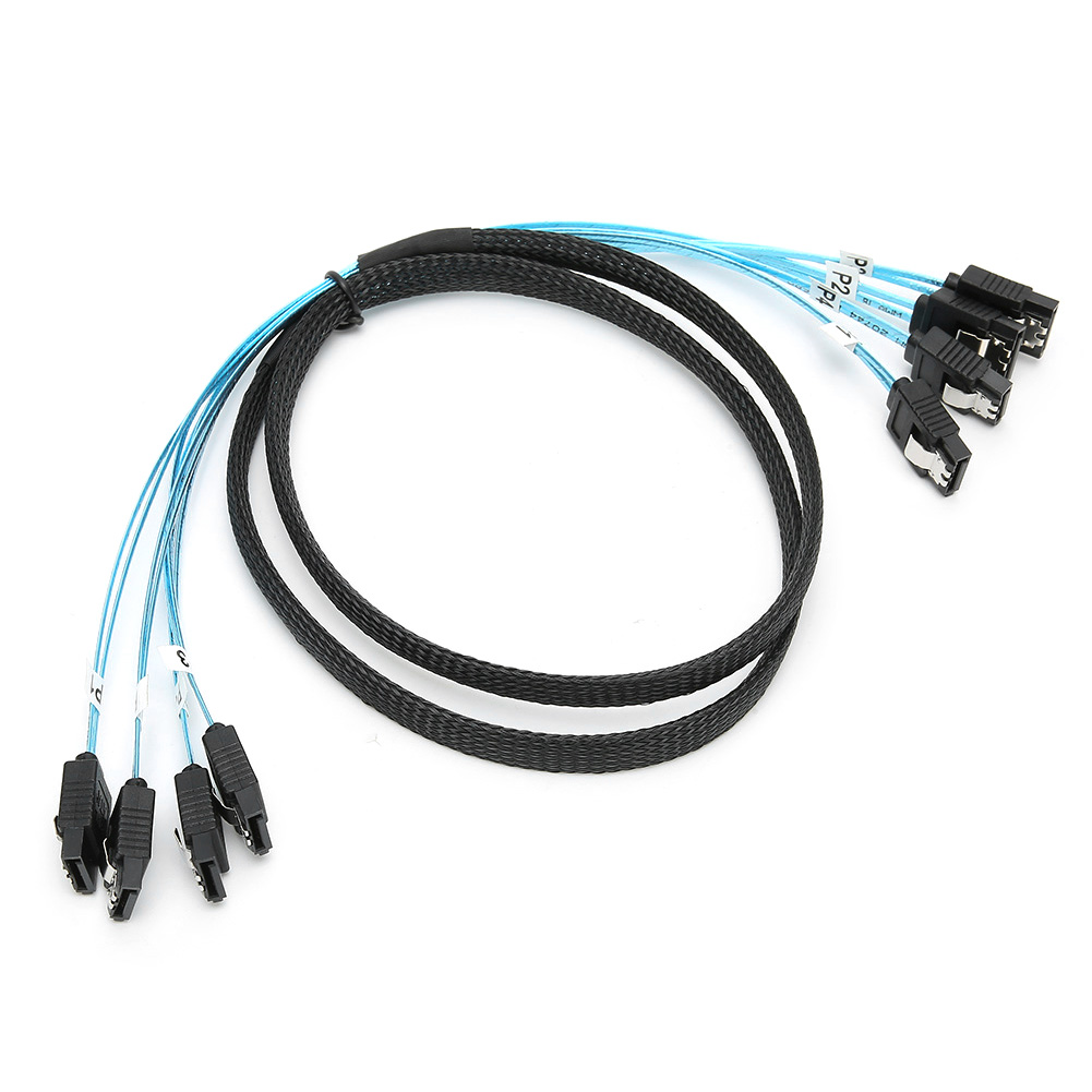 Ein schwarzes SATA-Datenkabel mit mehreren Anschlüssen und blauen Drähten. Das Kabel liegt auf weißem Hintergrund.