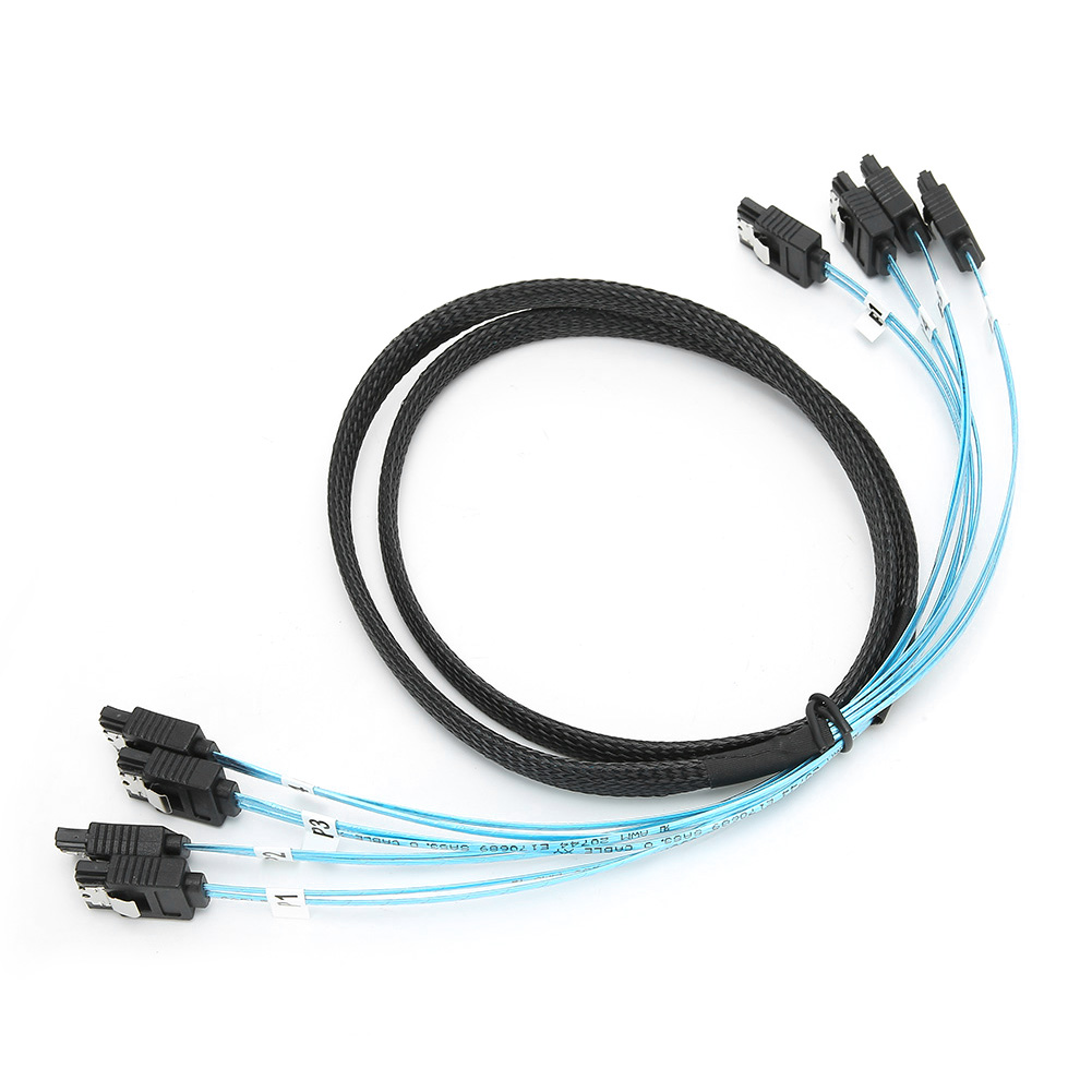 Schwarz geflochtenes Kabel mit mehreren Steckern und hellblauen Drähten. Die Stecker sind schwarz. Der Hintergrund ist weiß.