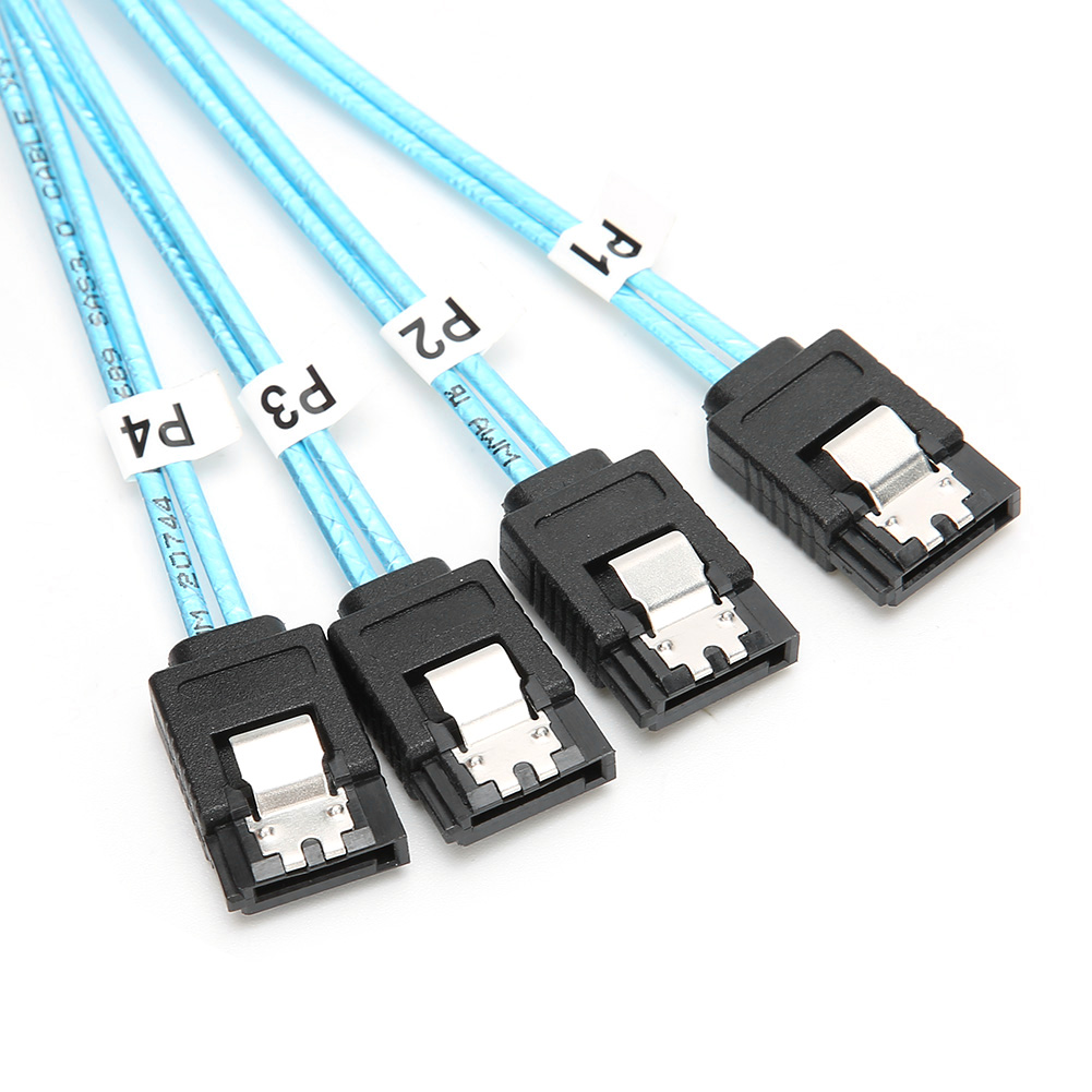 Vier SATA-Datenkabel mit blauen Drähten und schwarzen Steckern. Beschriftungen lauten P1, P2, P3 und P4. Der Hintergrund ist weiß.