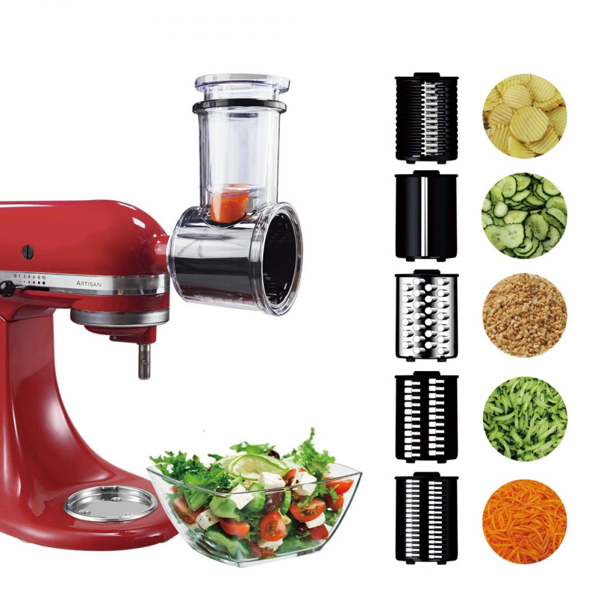 Ein roter KitchenAid-Mixer mit einem Lebensmittelverarbeitungsaufsatz. Geschnittenes Gemüse und eine Salatschüssel sind ebenfalls sichtbar.
