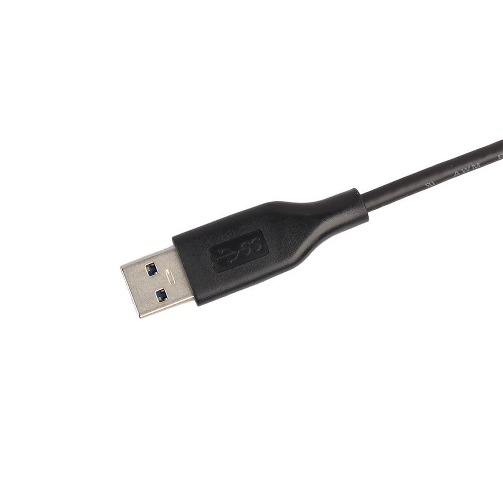 Ein schwarzes USB-Kabel mit silbernem Stecker. Das Kabel liegt auf weißem Hintergrund und ist nach rechts oben abgewinkelt.