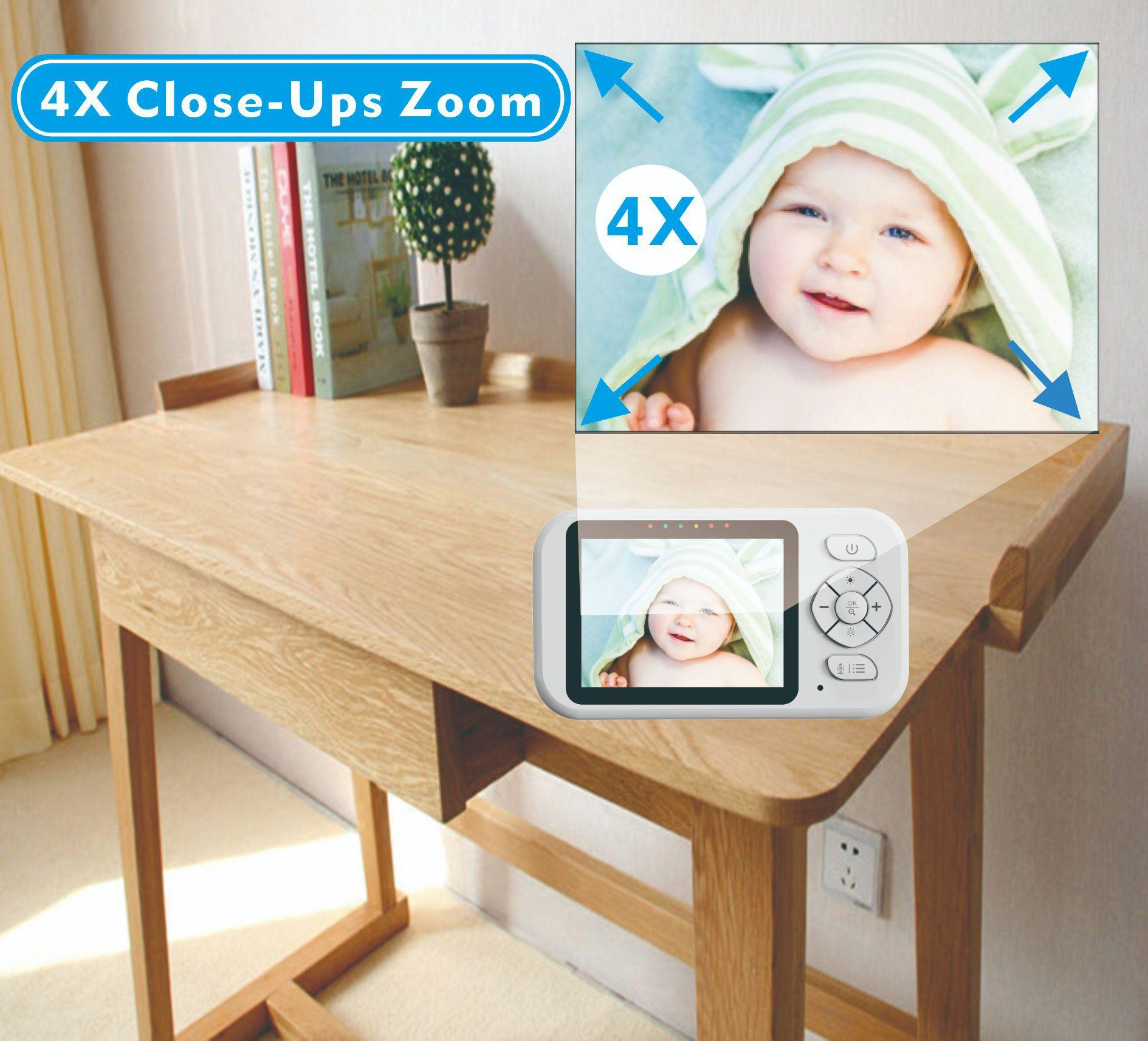 Ein Babyphone zeigt ein Baby in einem grünen Kapuzenhandtuch. Ein Holzschreibtisch mit Büchern und einer Pflanze ist im Hintergrund.