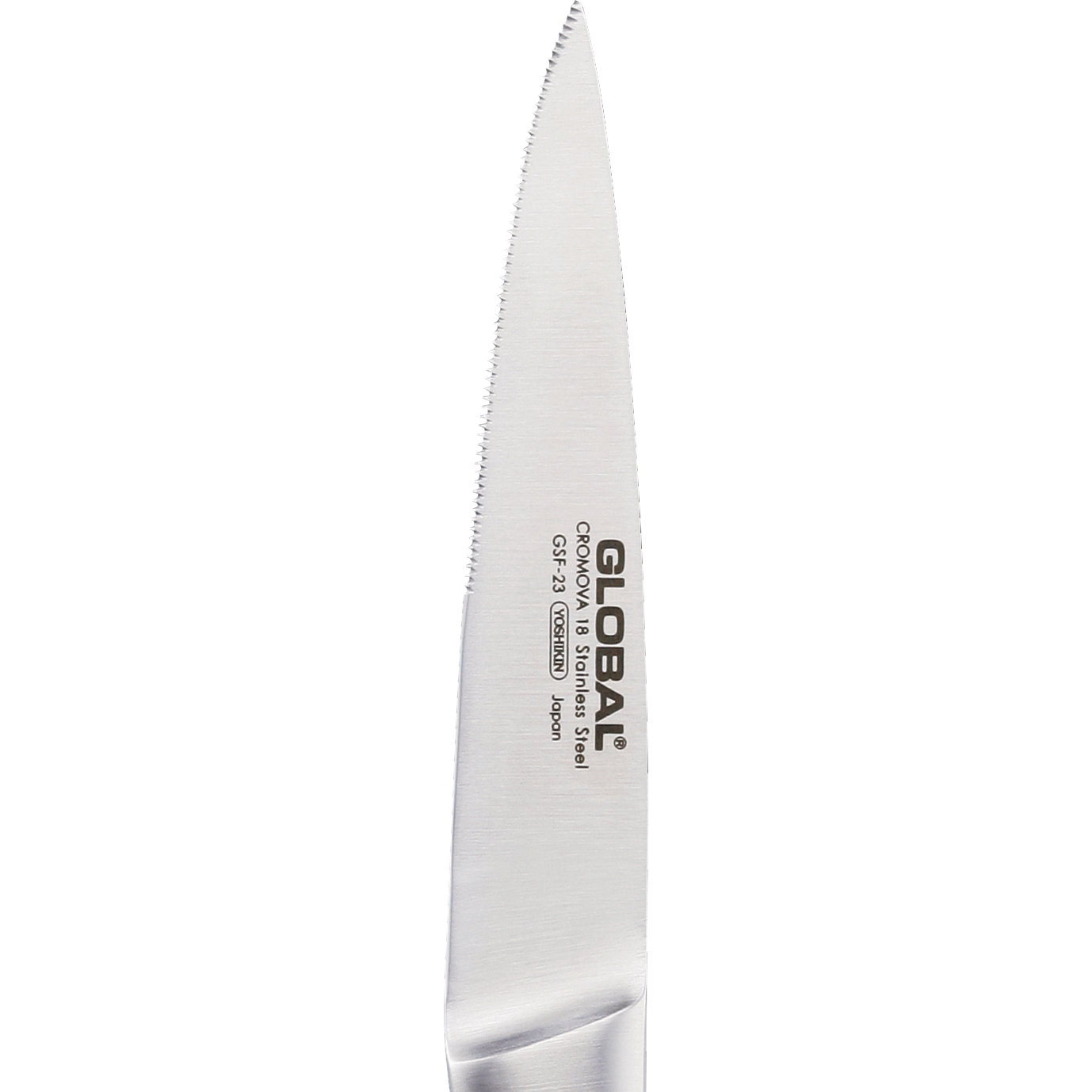 Nahaufnahme einer gezahnten Messerklinge. Das Messer ist aus Edelstahl mit Global-Logo. Text: CROMOVA 18 Edelstahl.