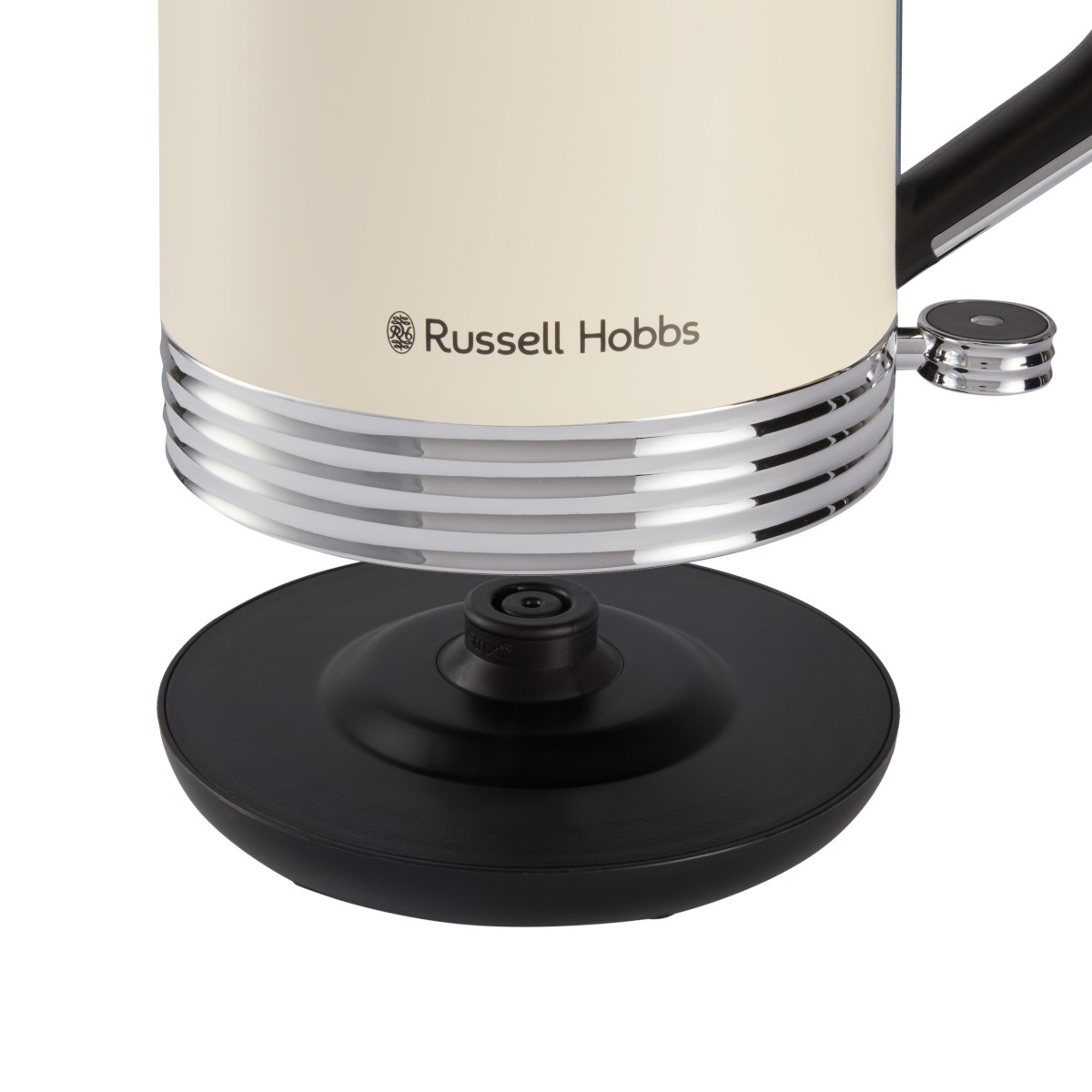 Ein cremefarbener Wasserkocher von Russell Hobbs steht auf einem schwarzen Sockel. Er hat ein Chromband und einen Griff. Der Wasserkocher steht vor weißem Hintergrund.