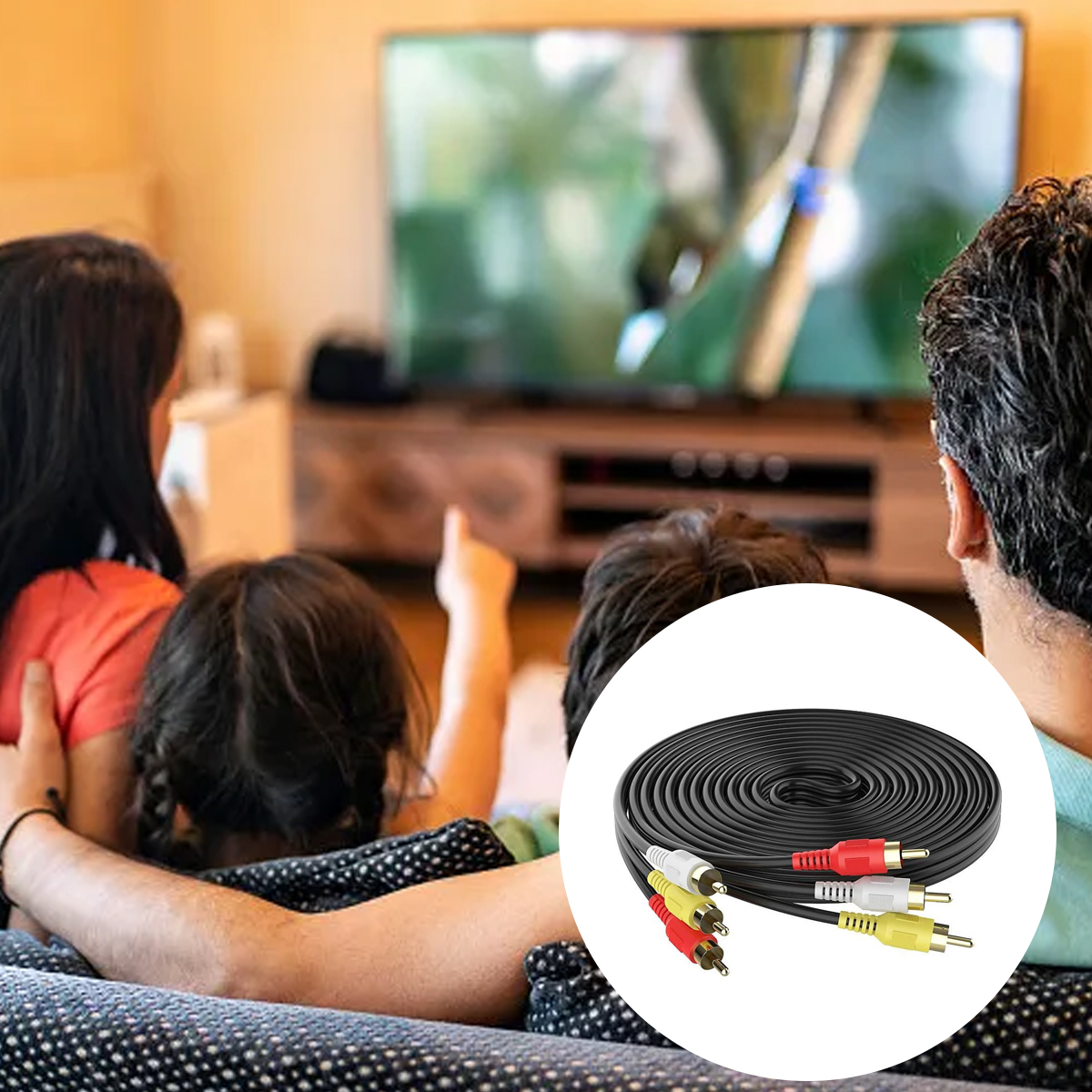 Familie schaut fern. Ein aufgerolltes schwarzes Kabel mit roten, gelben und weißen Steckern liegt im Vordergrund.