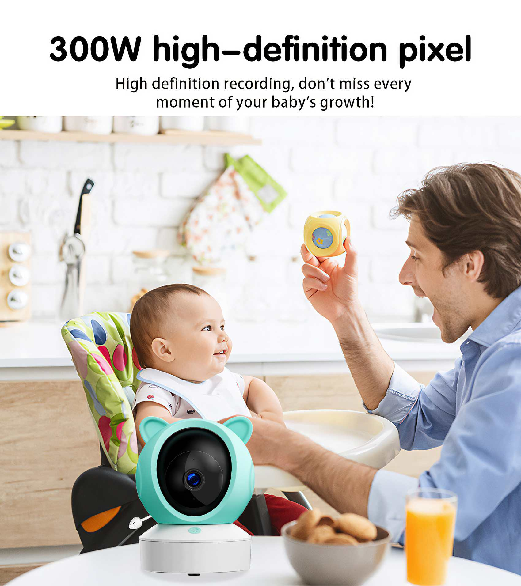 Ein Baby lächelt über ein Spielzeug, das ein Mann hält. Ein Babyphone befindet sich im Vordergrund. Ein Hochstuhl und Lebensmittel sind sichtbar.