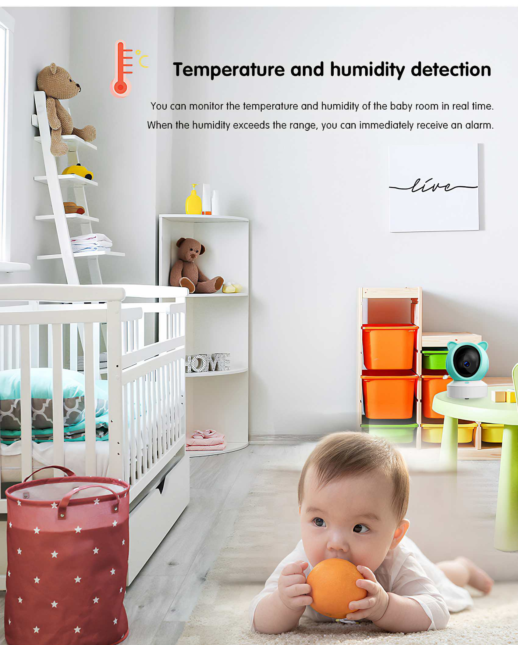 Ein Baby liegt auf dem Boden und hält eine Orange. Im Raum befinden sich ein Kinderbett und andere Babyartikel.