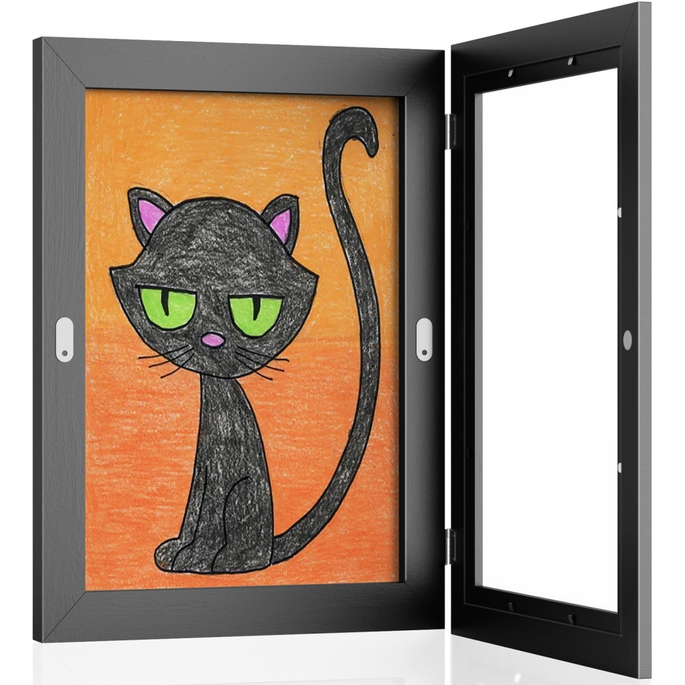 Gerahmte Zeichnung einer schwarzen Katze mit grünen Augen auf orangefarbenem Hintergrund, der Rahmen ist geöffnet.