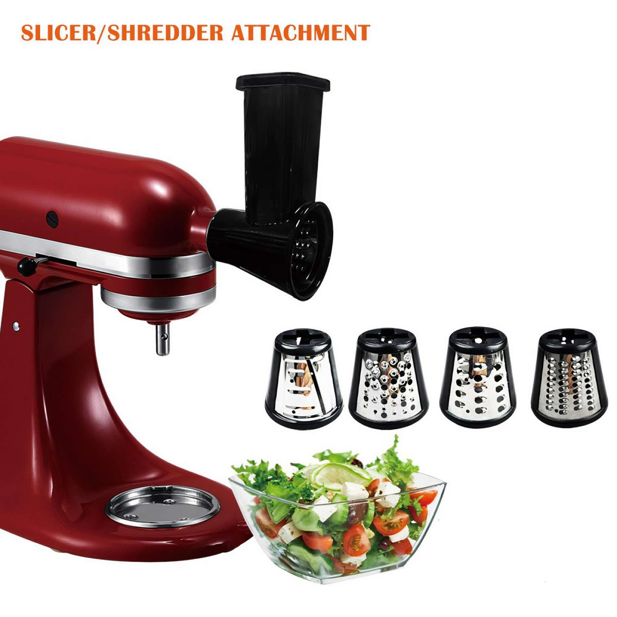 Ein roter KitchenAid-Mixer mit einem Aufsatz zum Schneiden/Reiben und verschiedenen Klingen, neben einer Salatschüssel.