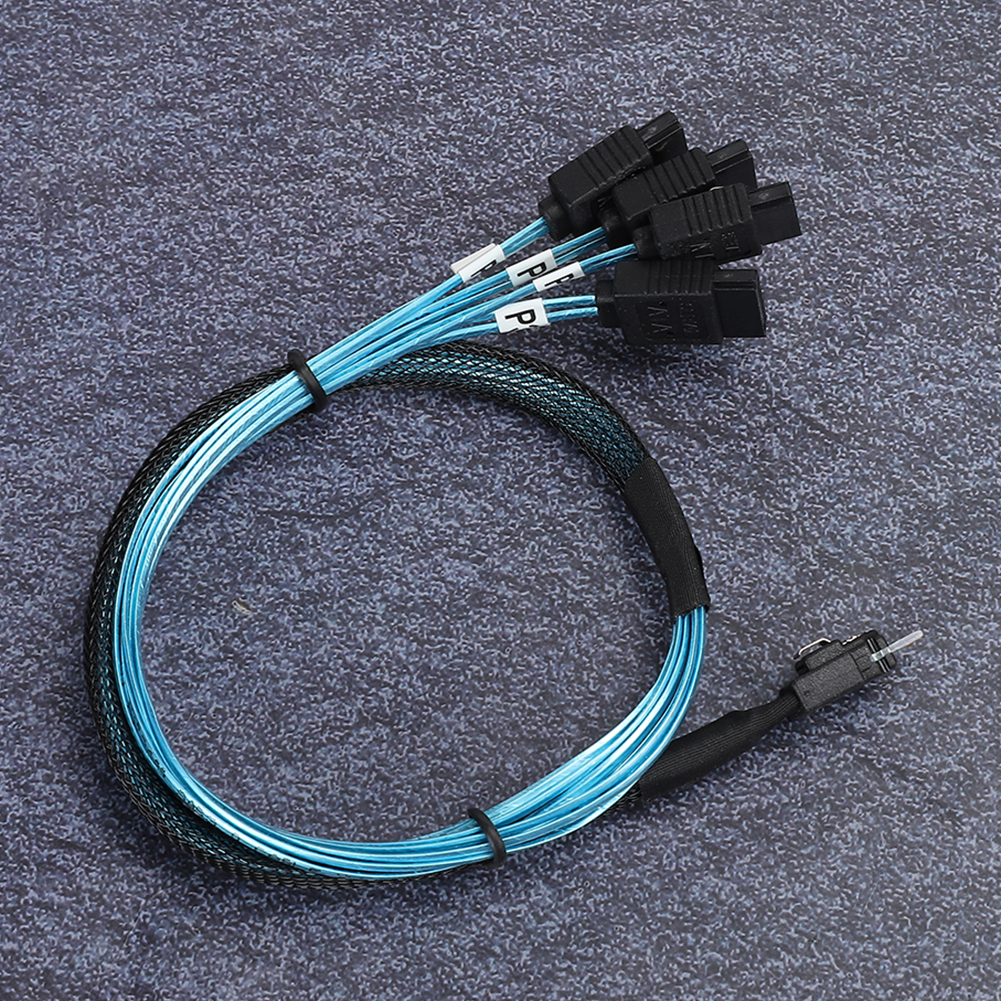 Ein Bündel blauer und schwarzer Kabel mit schwarzen Steckern auf einer strukturierten grauen Oberfläche. Die Kabel sind an mehreren Stellen zusammengebunden.